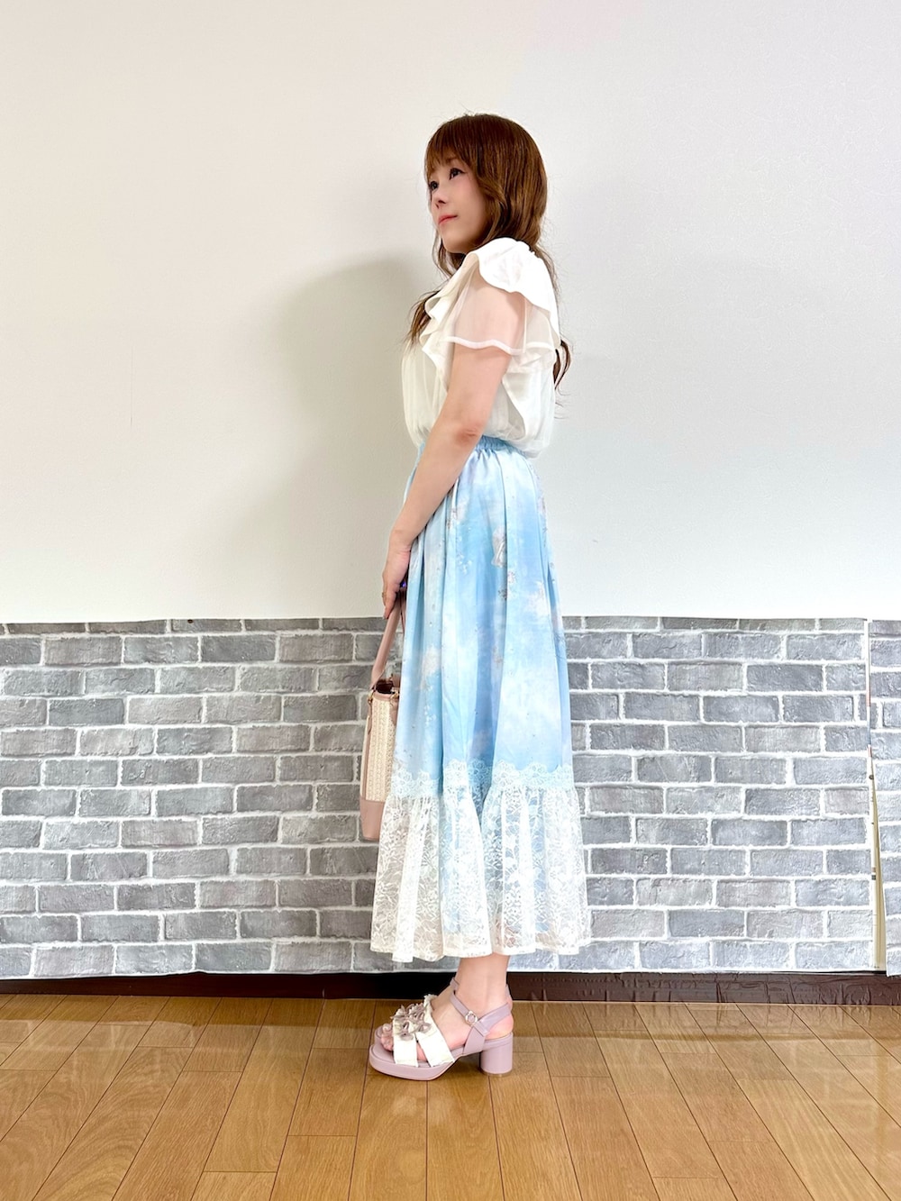 「フェミニン、白Tシャツ、チュール、ロングスカート、フリル、夏コーデ、サンダル、お出かけコーデ、axes femme」｜「axes femmeの吸水速乾２ＷＡＹリブタンク（タンクトップ、グリーン系）」を使った、まりさん（レディース・157cm）の夏コーディネートの3枚目の写真