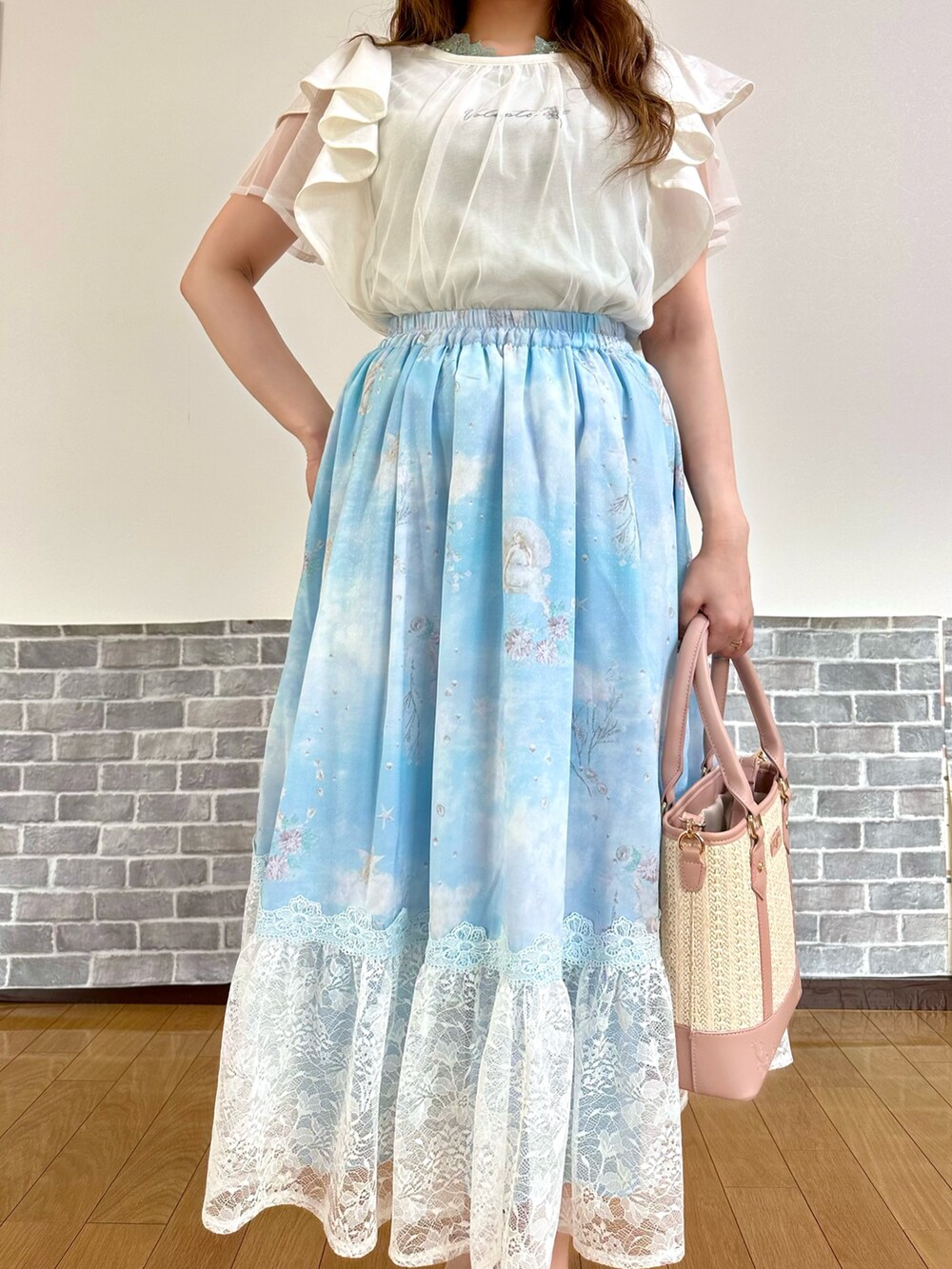 「フェミニン、白Tシャツ、チュール、ロングスカート、フリル、夏コーデ、サンダル、お出かけコーデ、axes femme」｜「axes femmeの吸水速乾２ＷＡＹリブタンク（タンクトップ、グリーン系）」を使った、まりさん（レディース・157cm）の夏コーディネートの4枚目の写真