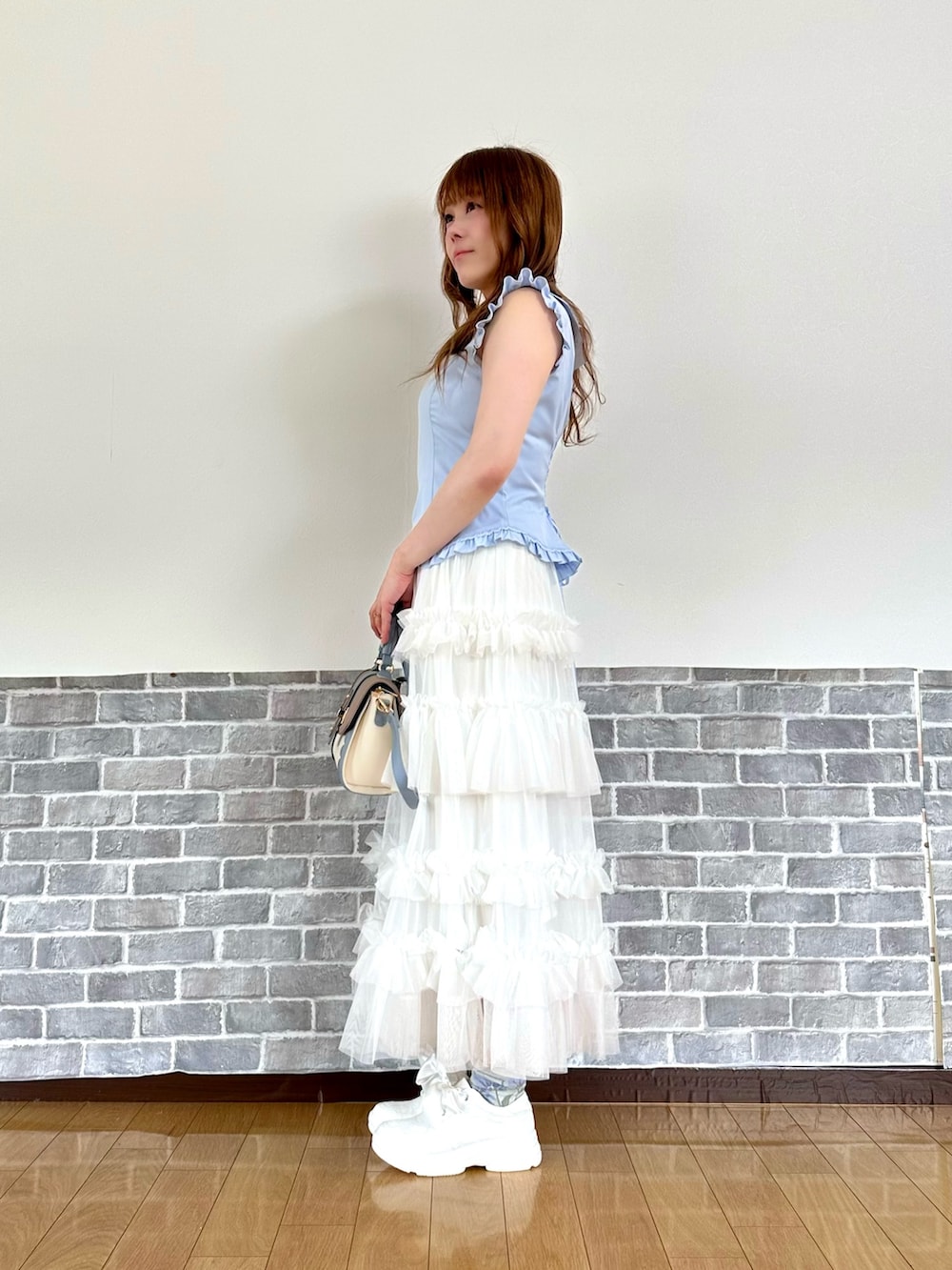 「チュールスカート、フリルスカート、ロングスカート、ロングパーカー、パーカー、レース、スニーカー、水色、axes femme、axes femme POETIQUE、カジュアルガーリー、スニーカーコーデ」｜「axes femmeのパール付薔薇刺繍ノースリブラウス（シャツ/ブラウス、ブルー系）」を使った、まりさん（レディース・157cm）の春コーディネートの3枚目の写真