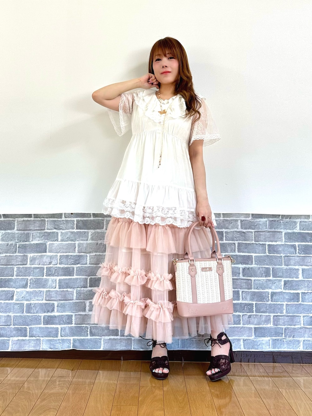 「チュニック、ゆったり、レース、フリル、チュールスカート、フェミニン、かごバッグ、お出かけコーデ、サンダル、淡色コーデ、ロングスカート、axes femme」|「axes femmeの吸水速乾フラワーレースタンク(タンクトップ、ホワイト系)」を使った、まりさん(レディース・157cm)の春コーディネートの2枚目の写真