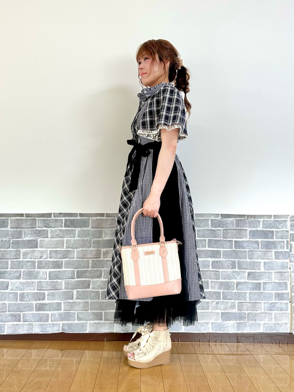 「ワンピース、モノトーン、モノトーンコーデ、夏コーデ、オトナカワイイ、フェミニン、かごバッグ、お出かけコーデ、axes femme、大人可愛い」｜「axes femmeのチェック切替パッチワークワンピース（シャツワンピース、ブラック系）」を使った、まりさん（レディース・157cm）の夏コーディネートの3枚目の写真