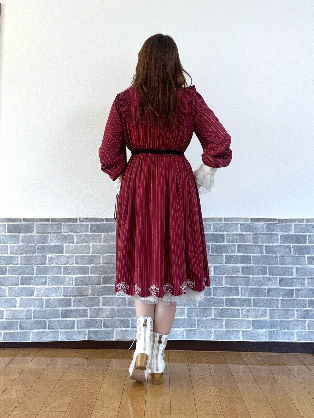 「リボン、ワンピース、デートコーデ、お出かけコーデ、ショルダーバッグ、axes femme、axes femme POETIQUE、大人かわいい、春服みてみて、カラーコーデ、推し活コーデ、ガーリーコーデ」｜「axes femmeのスカラップ刺繍バイカラーワンピース（ワンピース、レッド系）」を使った、まりさん（レディース・157cm）の春コーディネートの4枚目の写真