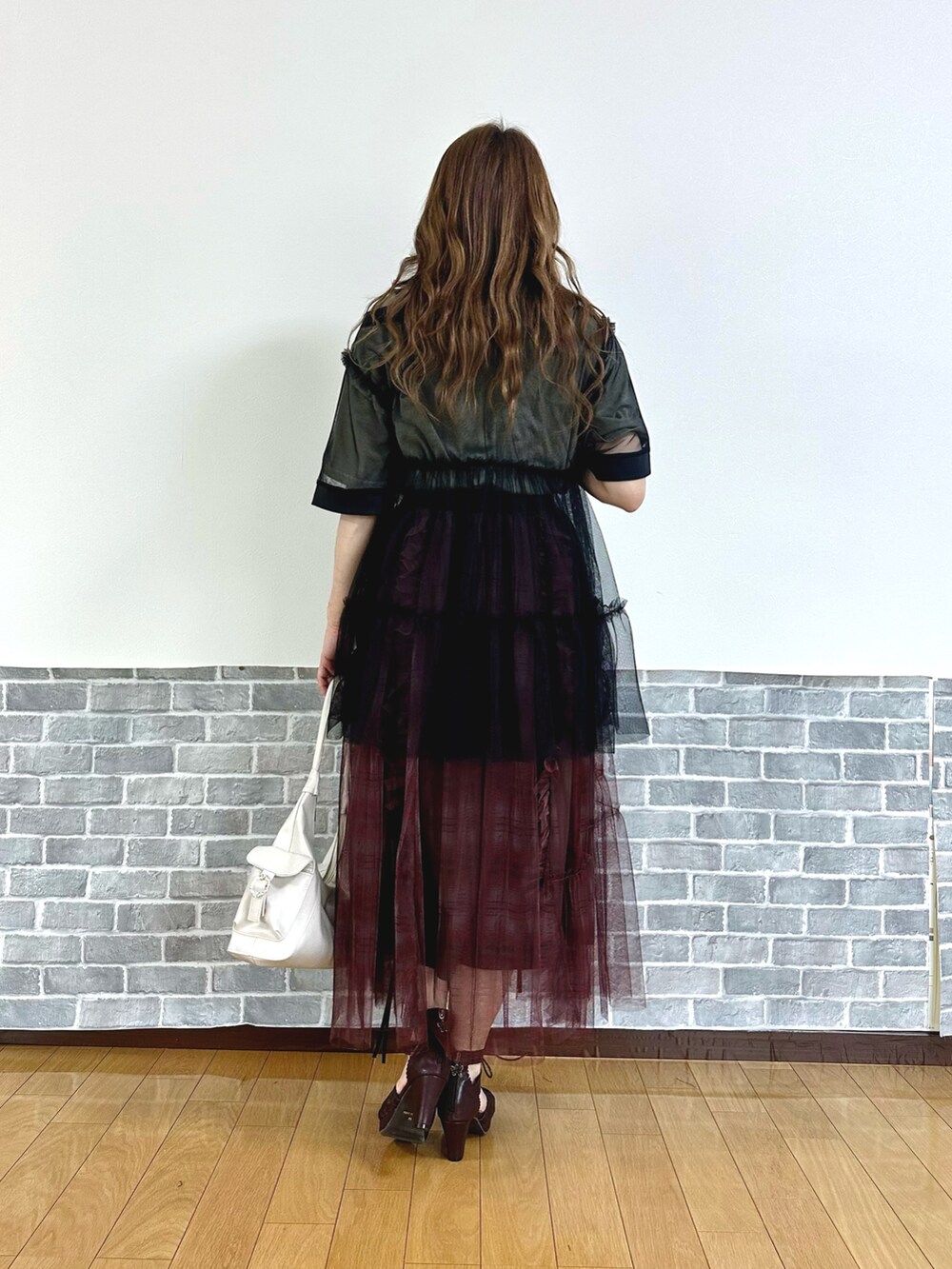 「グランジ、ヴィンテージ、axes femme、y2k、レイヤードスタイル、シアートップス、axes femme POETIQUE、Tシャツコーデ、レイヤードコーデ、トレンド」|「axes femmeのビジューロゴショートTシャツ(Tシャツ/カットソー、グレー系)」を使った、まりさん(レディース・157cm)の夏コーディネートの4枚目の写真