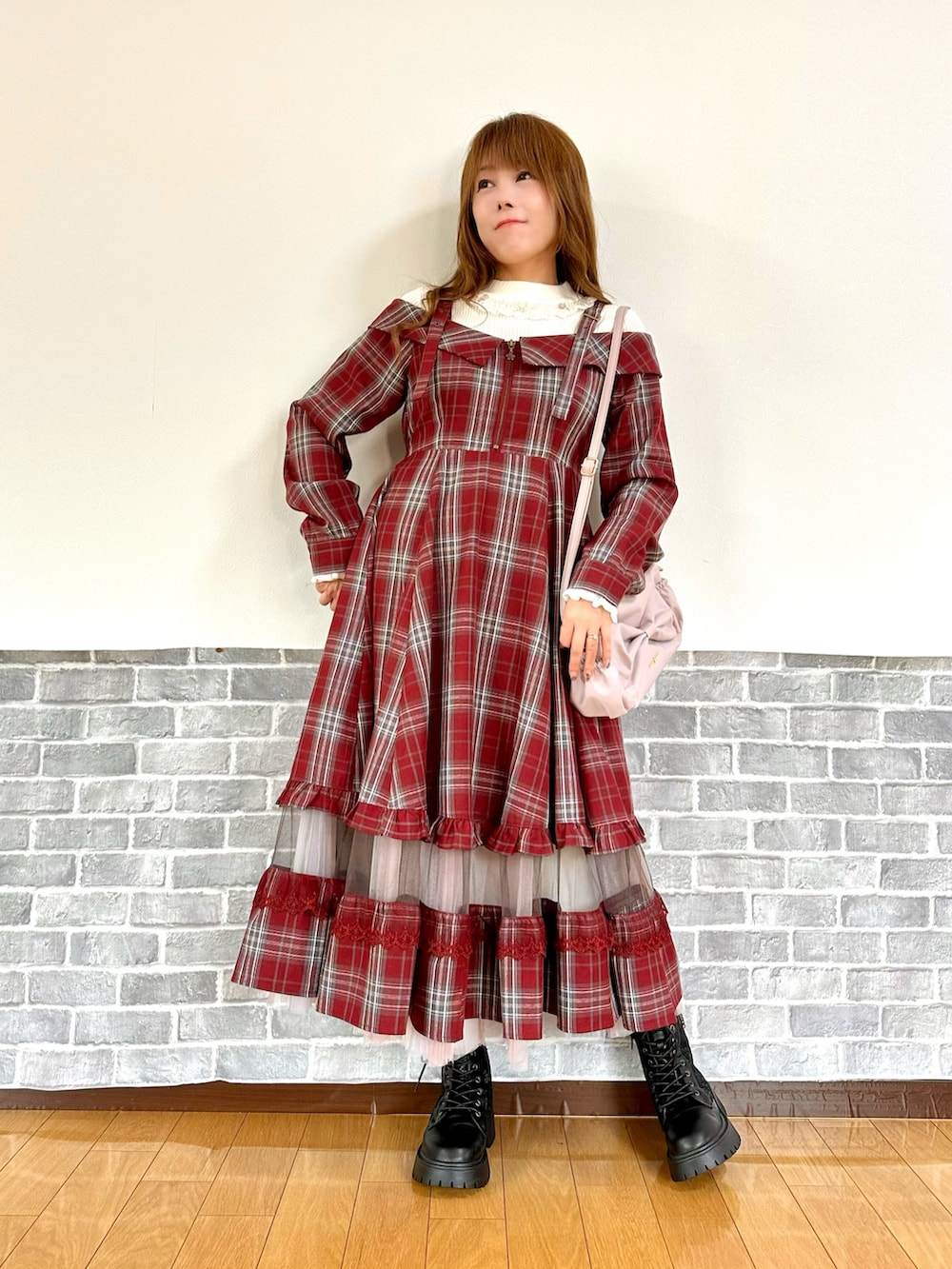 ホワイト系のニット/セーター、レッド系のワンピース、ピンク系のショルダーバッグを着用したレディースの秋コーディネートの2枚目の写真