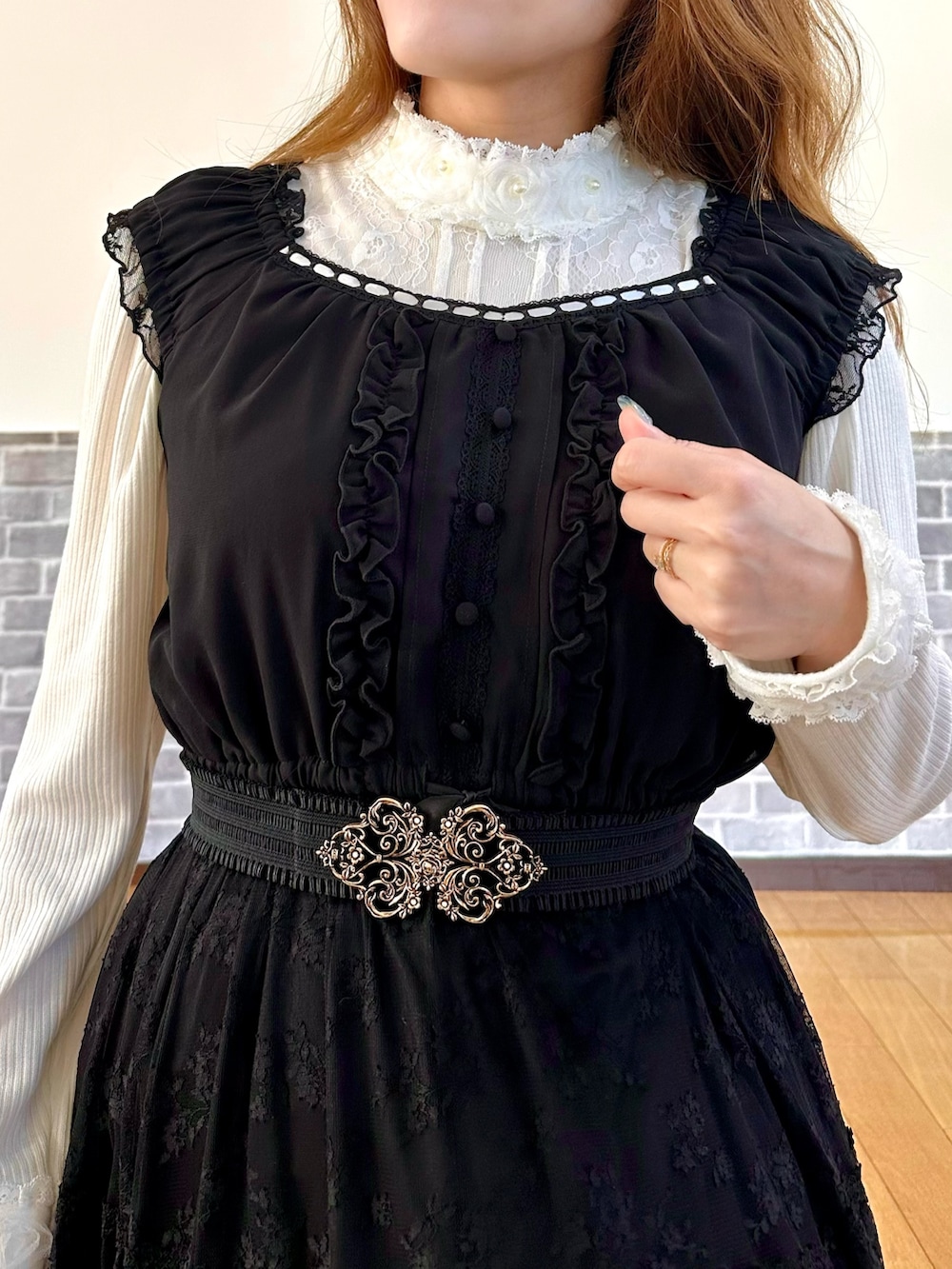 ピンク系のピーコート、ブラック系のスカート、ブラック系のボストンバッグを着用したレディースの秋コーディネートの8枚目の写真