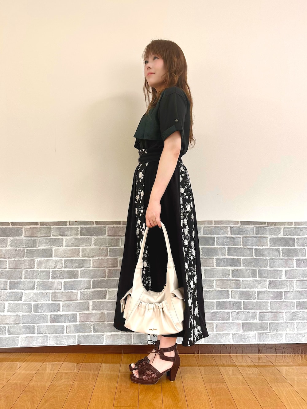 「きれいめカジュアル、キレイめ、グリーン、サンダル、シャツスタイル、お出かけコーデ、モード、axes femme、カラーコーデ、キレイめカジュアル」｜「axes femmeのジャカード×プリーツブラウス（シャツ/ブラウス、グリーン系）」を使った、まりさん（レディース・157cm）の夏コーディネートの3枚目の写真