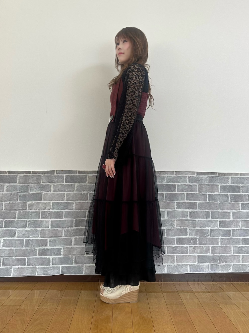 「推し活コーデ、参戦服、レイヤード、レイヤードスタイル、レイヤードコーデ、お出かけコーデ、axes femme」｜「axes femmeのストラップレーストップス（Tシャツ/カットソー、ブラック系）」を使った、まりさん（レディース・157cm）の春コーディネートの3枚目の写真
