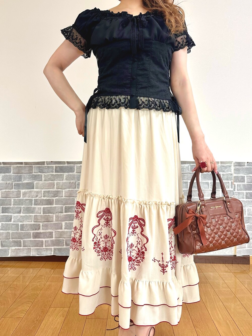 「サンダル、お出かけコーデ、デートコーデ、axes femme、おでかけコーデ、フェミニン、キレイめ、スカート、刺繍」｜「axes femmeのコットンレース切替トップス（シャツ/ブラウス、ブラック系）」を使った、まりさん（レディース・157cm）の春コーディネートの4枚目の写真
