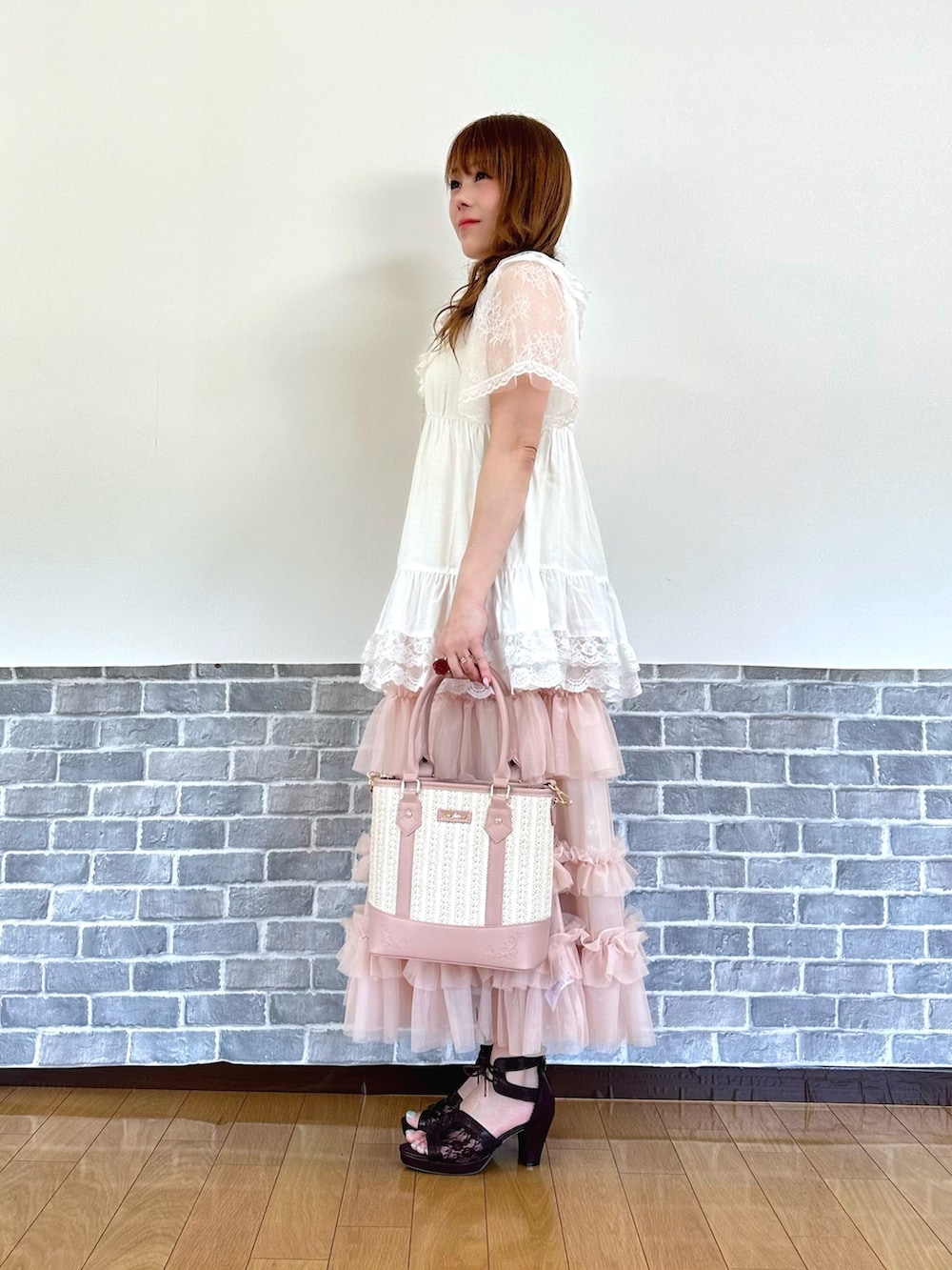 「チュニック、ゆったり、レース、フリル、チュールスカート、フェミニン、かごバッグ、お出かけコーデ、サンダル、淡色コーデ、ロングスカート、axes femme」|「axes femmeの吸水速乾フラワーレースタンク(タンクトップ、ホワイト系)」を使った、まりさん(レディース・157cm)の春コーディネートの3枚目の写真