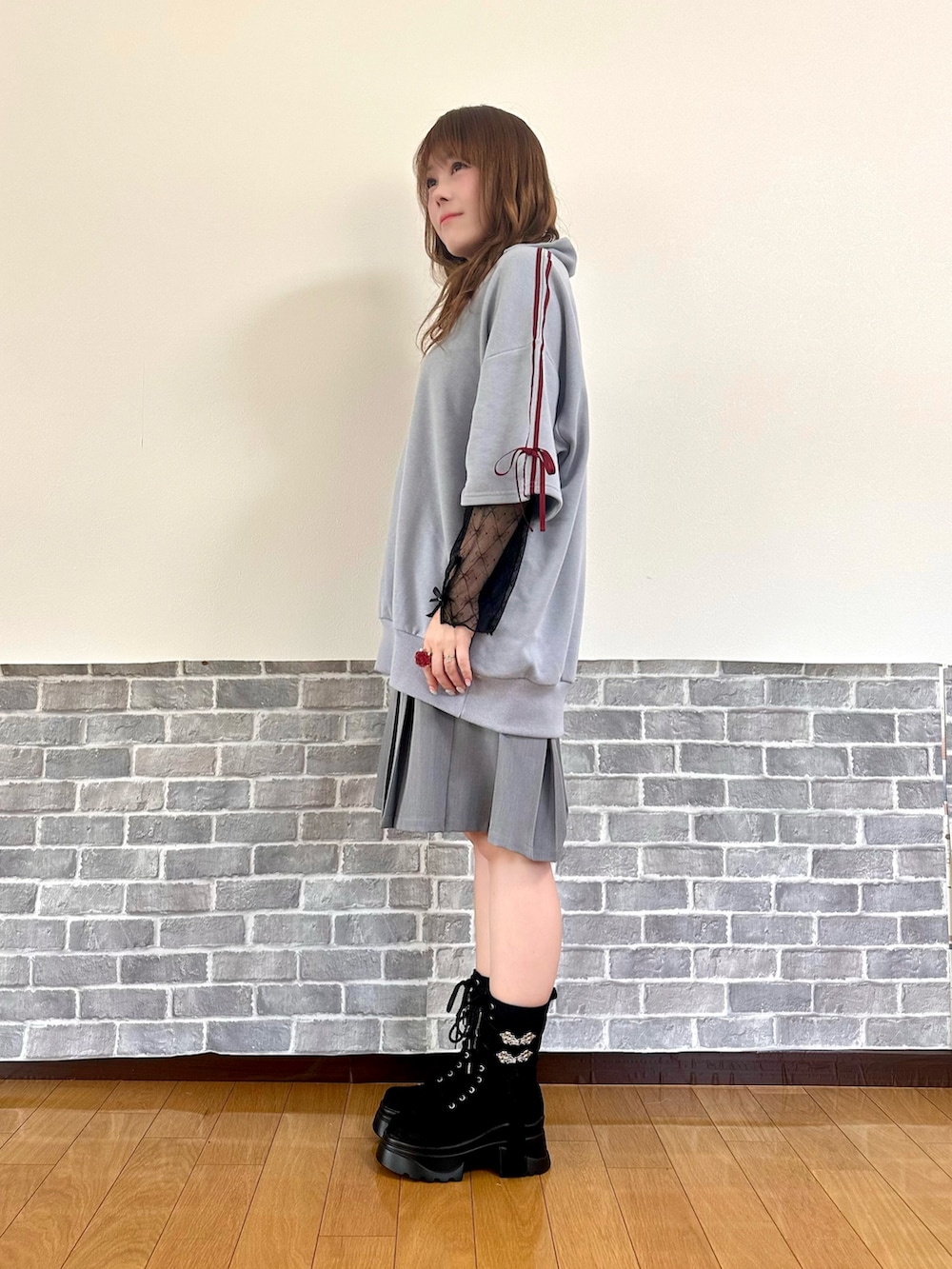 「大人カジュアル、シアートップス、スポーツミックス、axes femme、axes femme POETIQUE、レイヤード、レイヤードスタイル、ハーフジップ、ハーフパンツ」｜「axes femmeのリボンラインジップトレーナー（スウェット、ブルー系）」を使った、まりさん（レディース・157cm）の春コーディネートの3枚目の写真