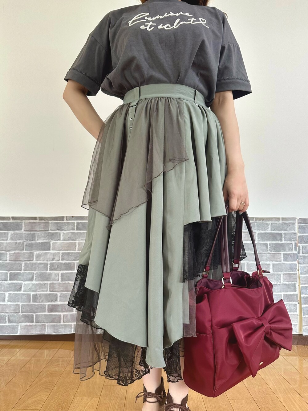 「イレヘムスカート、Tシャツ、アースカラー、トートバッグ、トレンド、チュール、フリル、夏コーデ、サンダル、axes femme」｜「axes femmeの吸水速乾フラワーレースタンク（タンクトップ、ホワイト系）」を使った、まりさん（レディース・157cm）の夏コーディネートの5枚目の写真