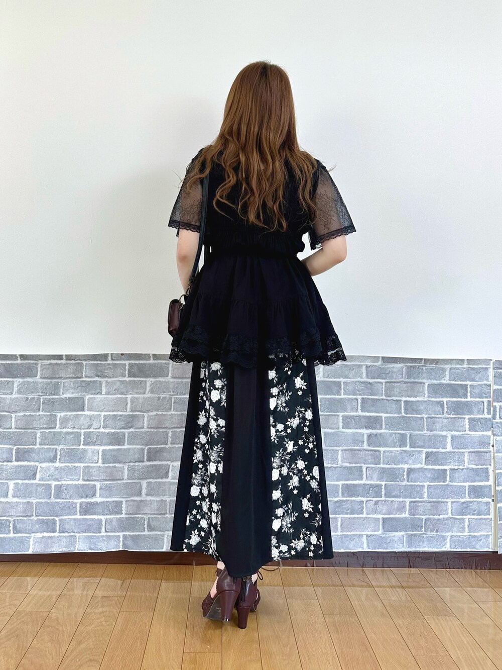「キレイめ、きれいめカジュアル、モノトーン、オトナ女子、大人コーデ、ロングスカート、axes femme、フェミニンコーデ、黒コーデ、黒」|「axes femmeの紫陽花モチーフイヤリング(イヤリング、ゴールド系)」を使った、まりさん(レディース・157cm)の夏コーディネートの4枚目の写真