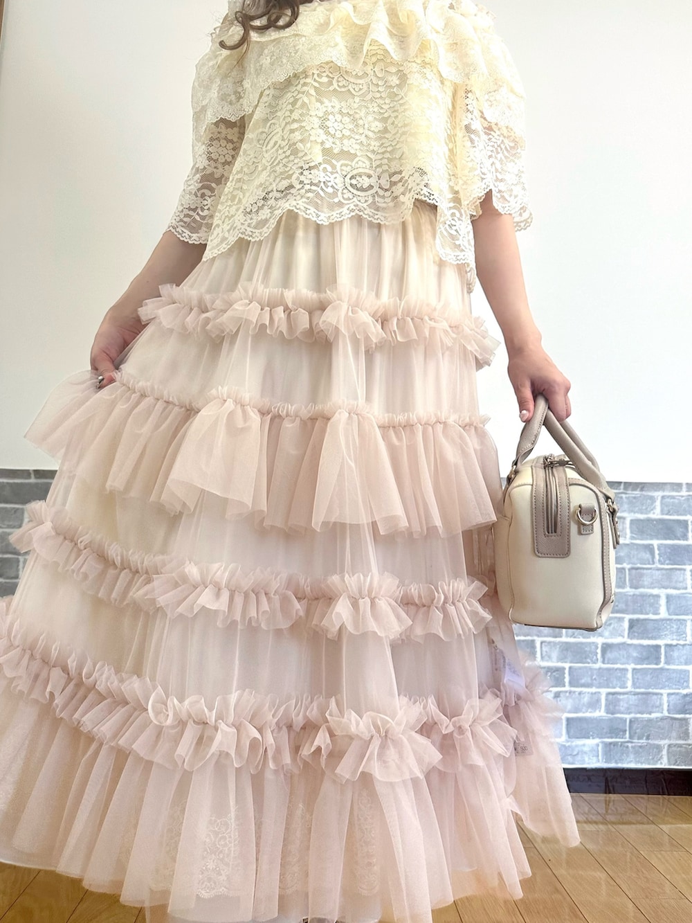 「フェミニン、ティアードスカート、チュールスカート、レーストップス、レイヤードスタイル、レイヤード、axes femme、春色、春カラー、お出かけコーデ」|「axes femmeの肩リボンレースフリルインナー(タンクトップ、ホワイト系)」を使った、まりさん(レディース・157cm)の春コーディネートの4枚目の写真