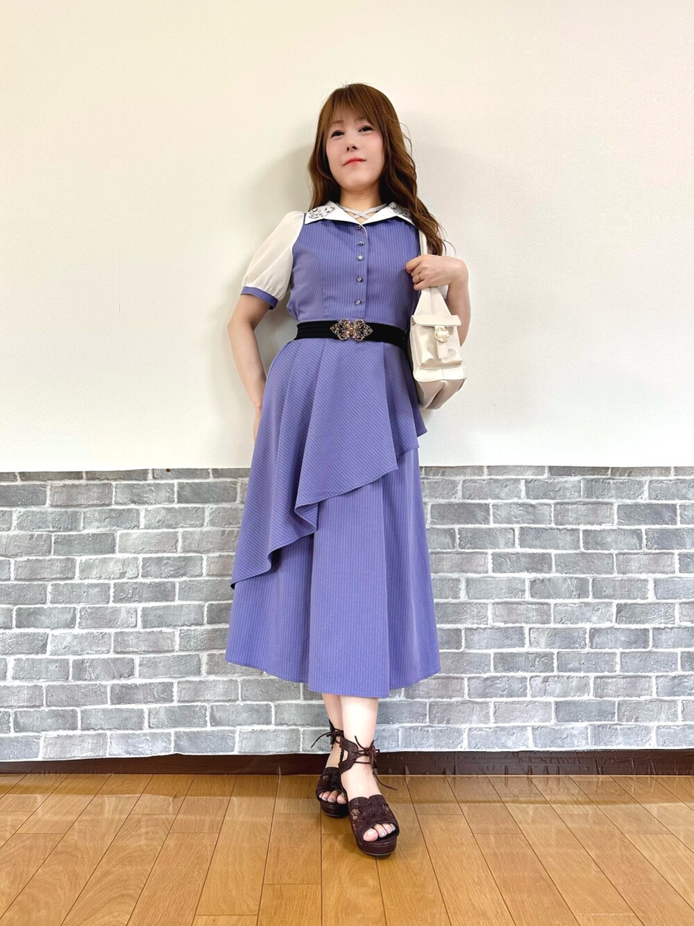 ホワイト系のタンクトップ、パープル系のワンピース、ブルー系のカーディガン/ボレロを着用したレディースの夏コーディネートの2枚目の写真