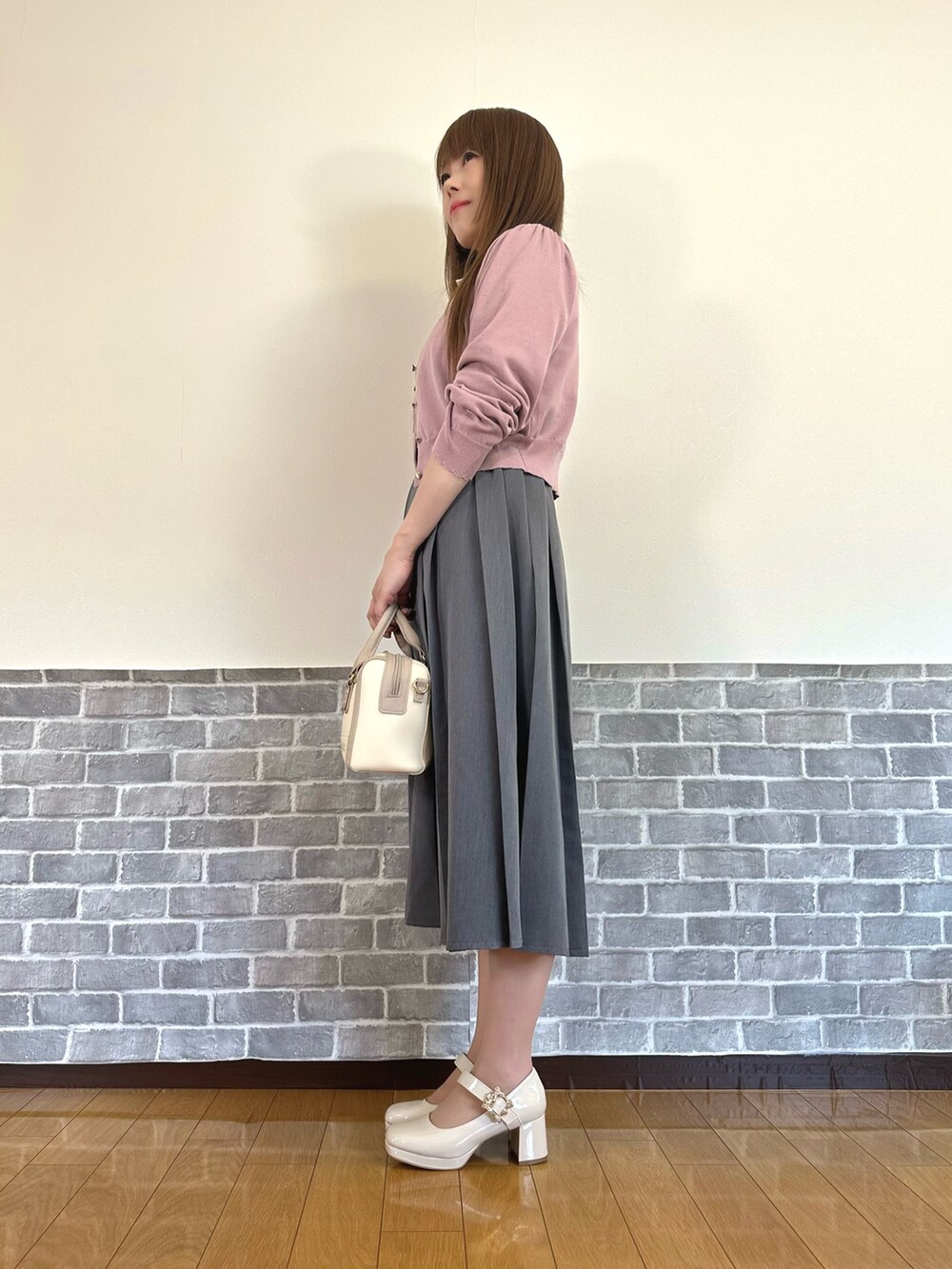 「ワンピース、キレイめ、フェミニン、春コーデ、デートコーデ、お出かけコーデ、axes femme、axes femme POETIQUE、大人可愛い、ワンピーススタイル、ワンピースコーデ、ガーリー」｜「axes femme POETIQUEの調節リトルリボンゴムベルト（ベルト、ゴールド系）」を使った、まりさん（骨格ウェーブ・レディース・157cm）の春コーディネートの3枚目の写真