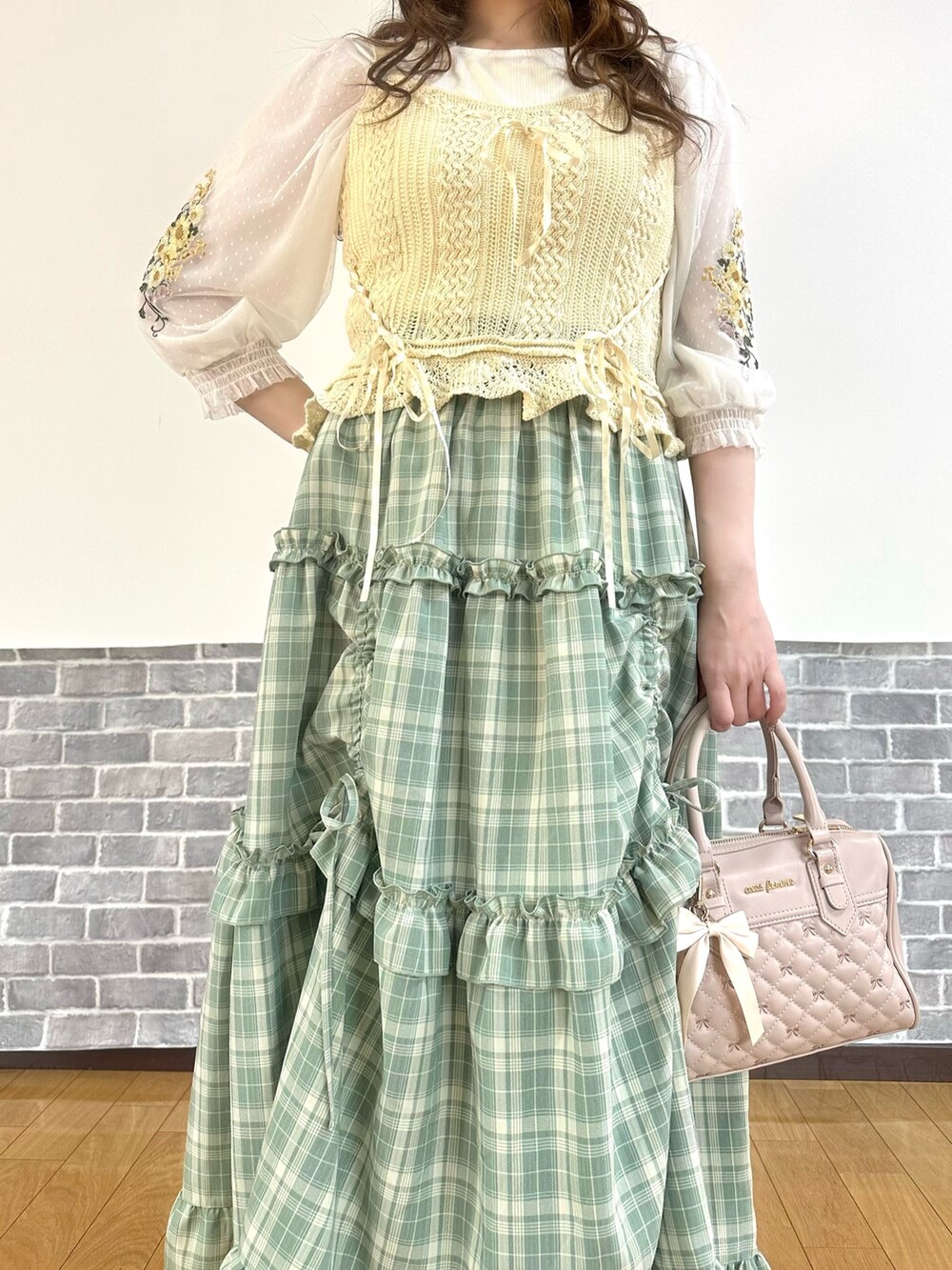 「春色、春めき満開コーデ、春コーデ、ビスチェ、淡色コーデ、休日スタイル、デートコーデ、お出かけコーデ、リボン、axes femme、大人かわいい、スカートスタイル、カラーコーデ、刺繍、チェックスカート」|「axes femmeのレース切替編み上げブーツ(ブーツ、ホワイト系)」を使った、まりさん(レディース・157cm)の春コーディネートの4枚目の写真