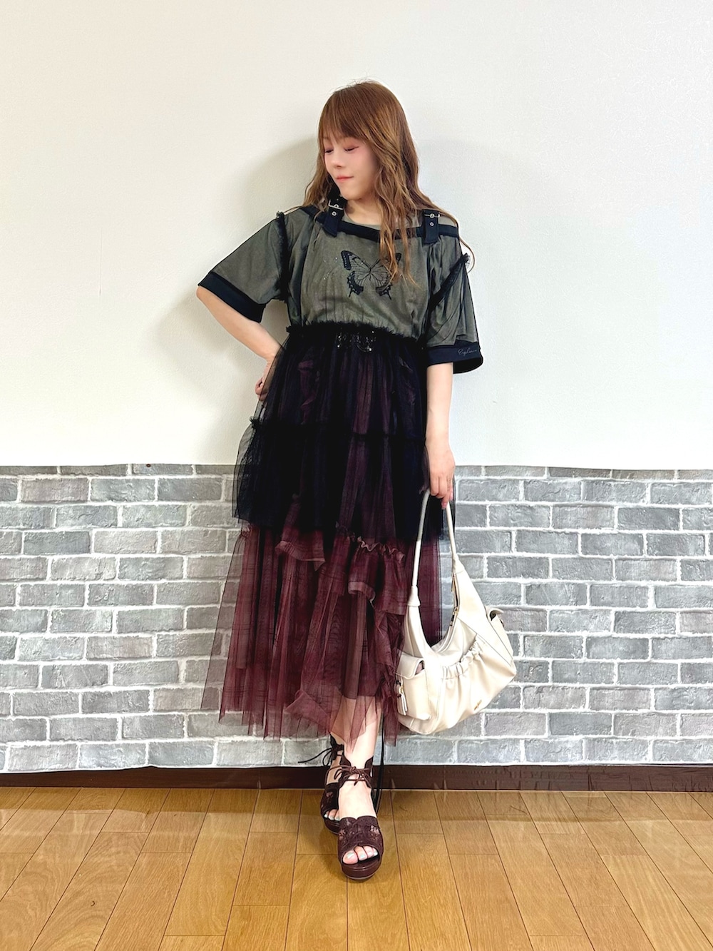 「グランジ、ヴィンテージ、axes femme、y2k、レイヤードスタイル、シアートップス、axes femme POETIQUE、Tシャツコーデ、レイヤードコーデ、トレンド」|「axes femmeのビジューロゴショートTシャツ(Tシャツ/カットソー、グレー系)」を使った、まりさん(レディース・157cm)の夏コーディネートの2枚目の写真