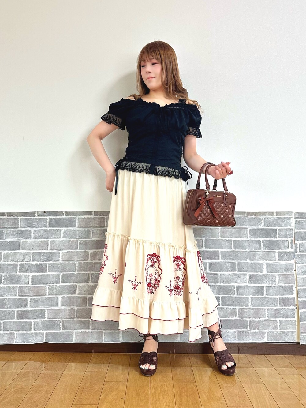 「サンダル、お出かけコーデ、デートコーデ、axes femme、おでかけコーデ、フェミニン、キレイめ、スカート、刺繍」｜「axes femmeのコットンレース切替トップス（シャツ/ブラウス、ブラック系）」を使った、まりさん（レディース・157cm）の春コーディネートの6枚目の写真