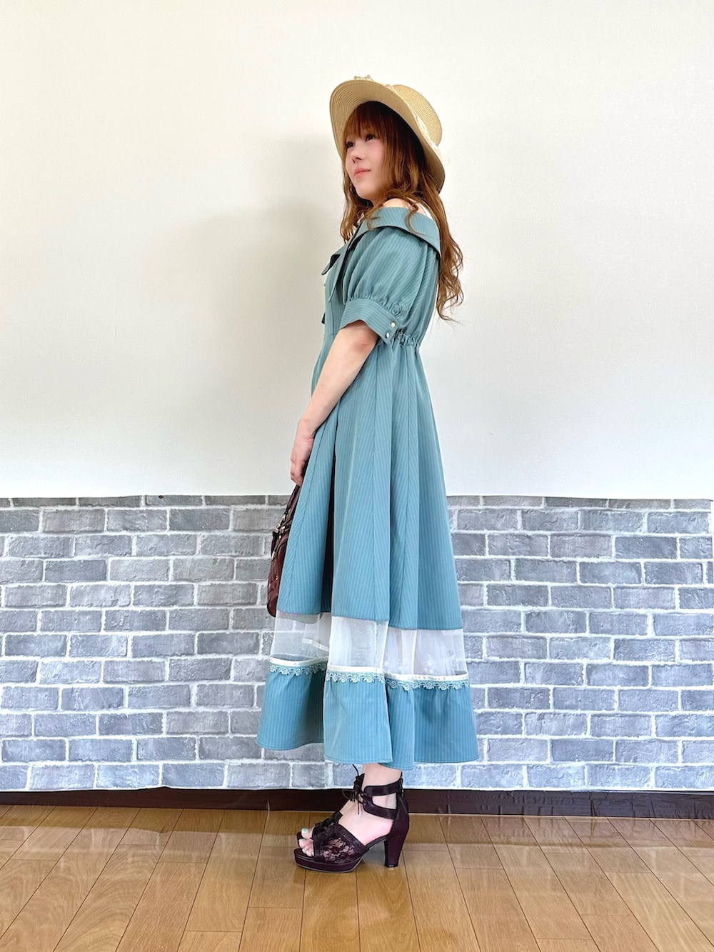「夏、夏コーデ、ワンピース、フェミニン、ミントグリーン、サンダル、やっぱり帽子が好き、お出かけコーデ、デートコーデ、axes femme、axes femme POETIQUE、オトナ女子、きれいめコーデ、ワンピーススタイル、カラーコーデ」|「axes femmeのレースリボンフリルカンカン帽(ハット、ホワイト系)」を使った、まりさん(レディース・157cm)の春コーディネートの3枚目の写真