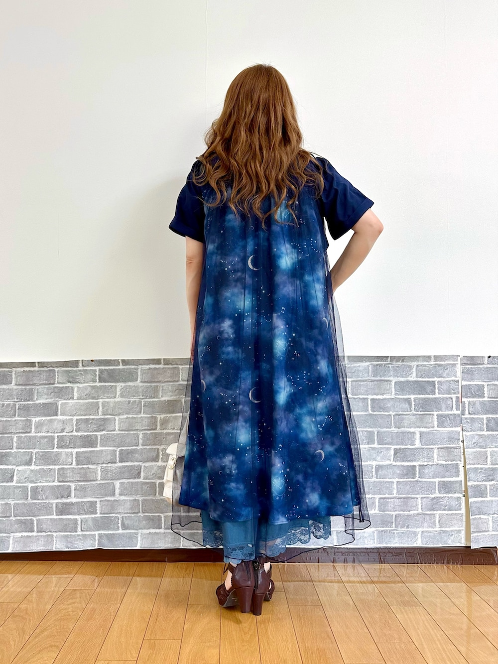「体型カバー、ゆったり、ゆるコーデ、シャツワンピ、白Tシャツ、axes femme、パンツスタイル、ママファッション」｜「axes femmeのステラプリントシャツワンピース（ワンピース、ブルー系）」を使った、まりさん（レディース・157cm）の夏コーディネートの4枚目の写真