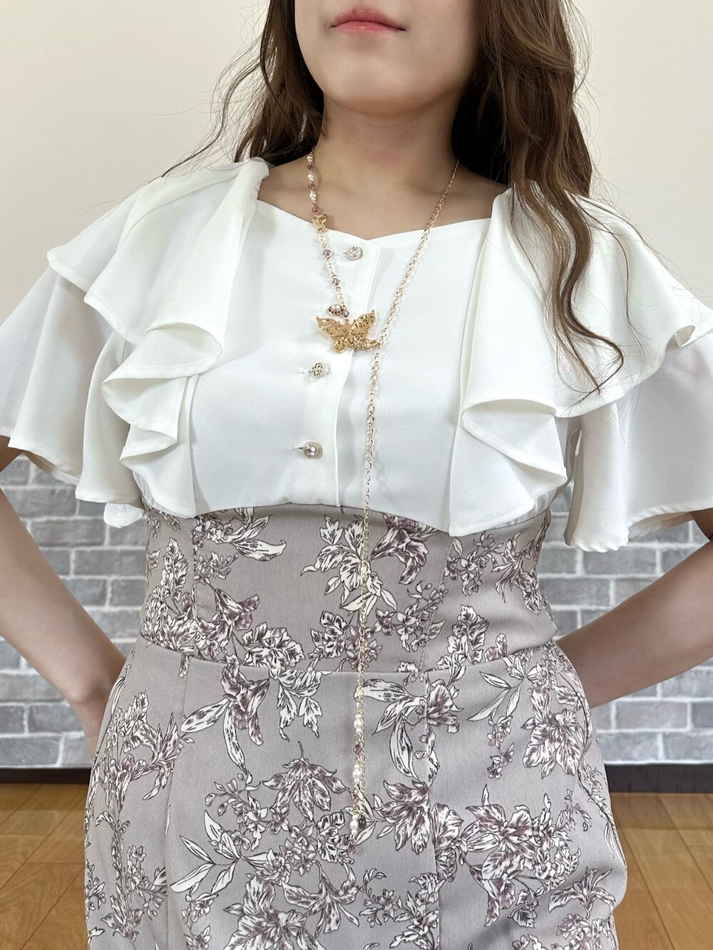 「デニムジャケット、ワンピース、キレイめ、スタイルアップ、axes femme、春服、大人女子、春カラー、お出かけコーデ、フリル」｜「axes femmeのレース×フリルデニムジャケット（デニムジャケット、ブルー系）」を使った、まりさん（レディース・157cm）の春コーディネートの6枚目の写真