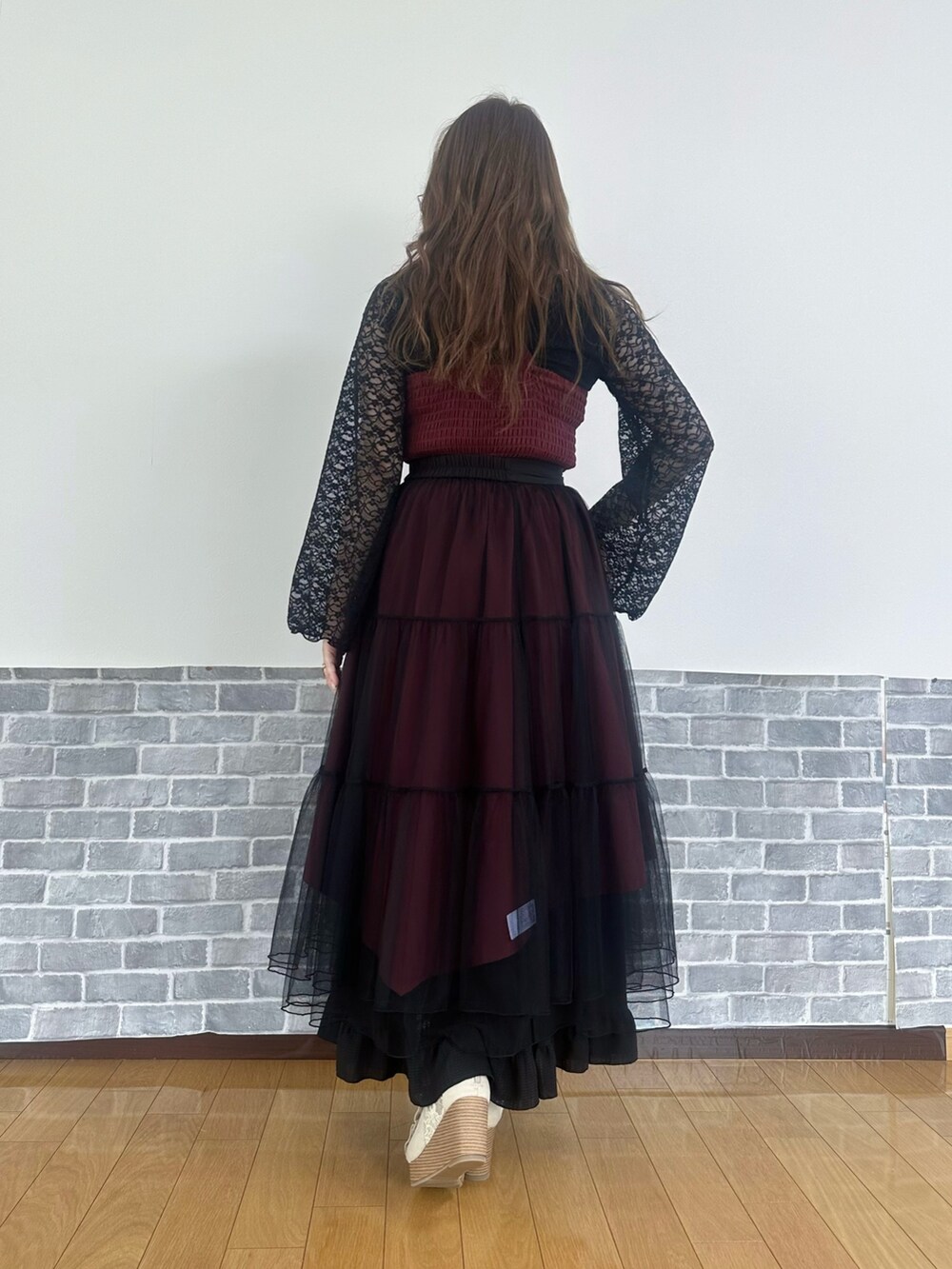 「推し活コーデ、参戦服、レイヤード、レイヤードスタイル、レイヤードコーデ、お出かけコーデ、axes femme」｜「axes femmeのストラップレーストップス（Tシャツ/カットソー、ブラック系）」を使った、まりさん（レディース・157cm）の春コーディネートの4枚目の写真