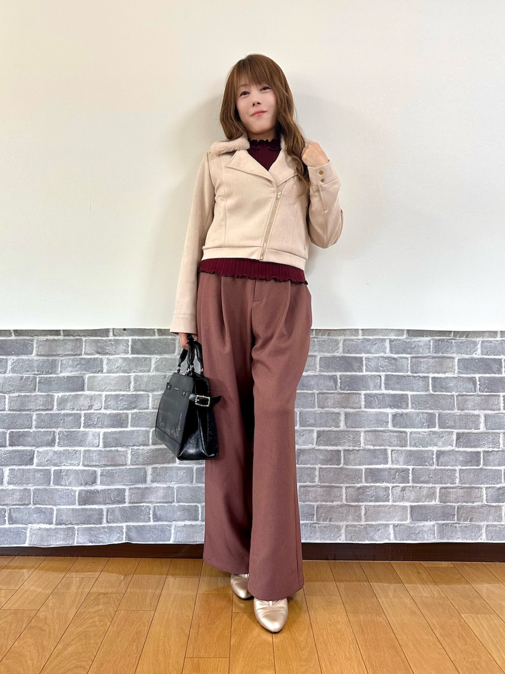 パープル系のダッフルコート、レッド系のTシャツ/カットソー、ベージュ系のパンプスを着用したレディースの冬コーディネートの3枚目の写真