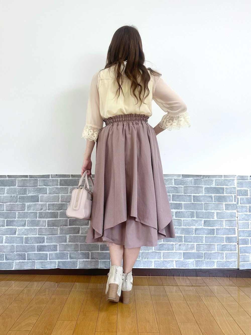 「フェミニン、ブラウス、ブラウス×スカート、リボン、春色、デートコーデ、お出かけコーデ、axes femme」｜「axes femmeのプチローズ×リボンレースブラウス（シャツ/ブラウス、イエロー系）」を使った、まりさん（レディース・157cm）の春コーディネートの3枚目の写真