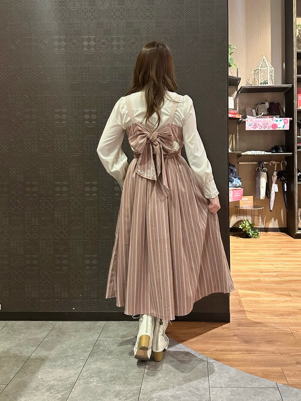「春コーデ、春めき満開コーデ、axes femme、大人可愛い、お出かけコーデ、リボン、マウンテンパーカー、ワンピース、ブラウス」｜「axes femmeの撥水加工マウンテンパーカー（マウンテンパーカー、ピンク系）」を使った、まりさん（骨格ウェーブ・レディース・157cm）の春コーディネートの4枚目の写真
