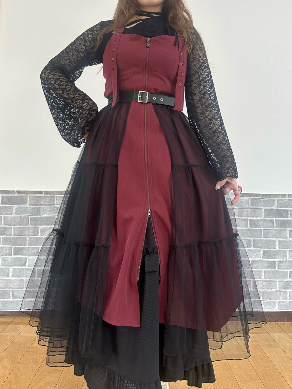 「推し活コーデ、参戦服、レイヤード、レイヤードスタイル、レイヤードコーデ、お出かけコーデ、axes femme」｜「axes femmeのストラップレーストップス（Tシャツ/カットソー、ブラック系）」を使った、まりさん（レディース・157cm）の春コーディネートの5枚目の写真