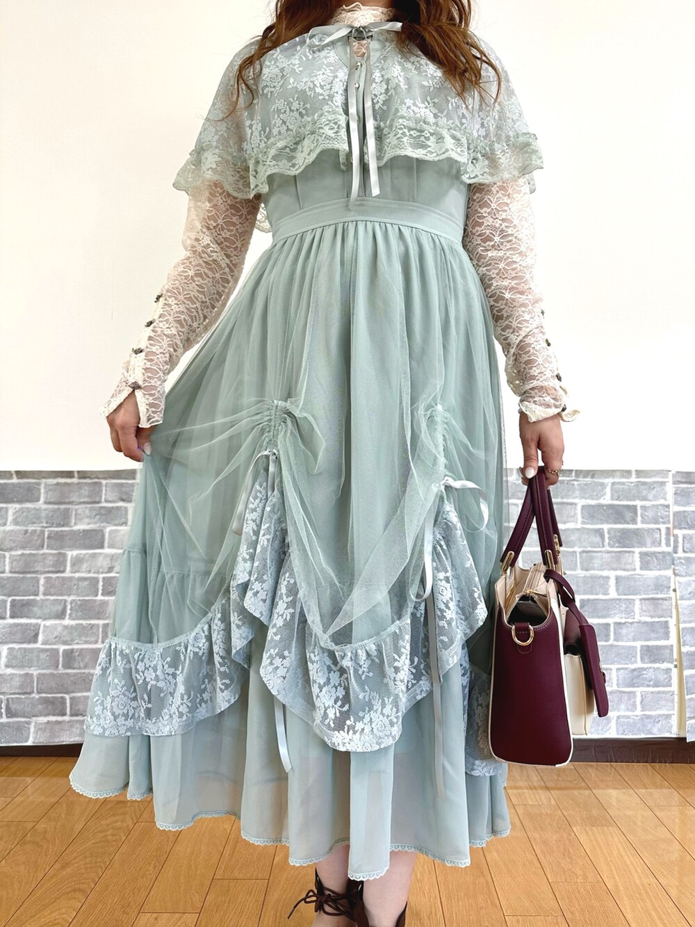 ベージュ系のTシャツ/カットソー、グリーン系のワンピース、レッド系のショルダーバッグを着用したレディースの夏コーディネートの5枚目の写真