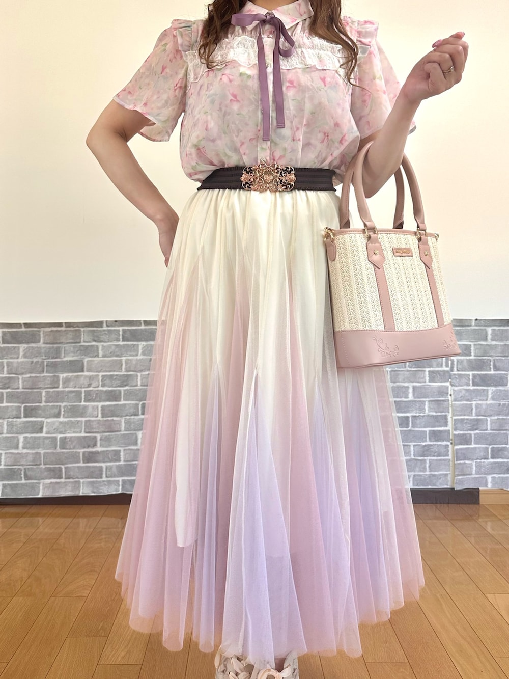 「フェミニン、花柄、花柄ブラウス、ピンク、ピンクコーデ、シフォンブラウス、チュールスカート、淡色コーデ、お出かけコーデ、デートコーデ、axes femme、キレイめコーデ、かごバッグ」｜「axes femmeの花柄フリルシアーブラウス（シャツ/ブラウス、ピンク系）」を使った、まりさん（レディース・157cm）の春コーディネートの5枚目の写真
