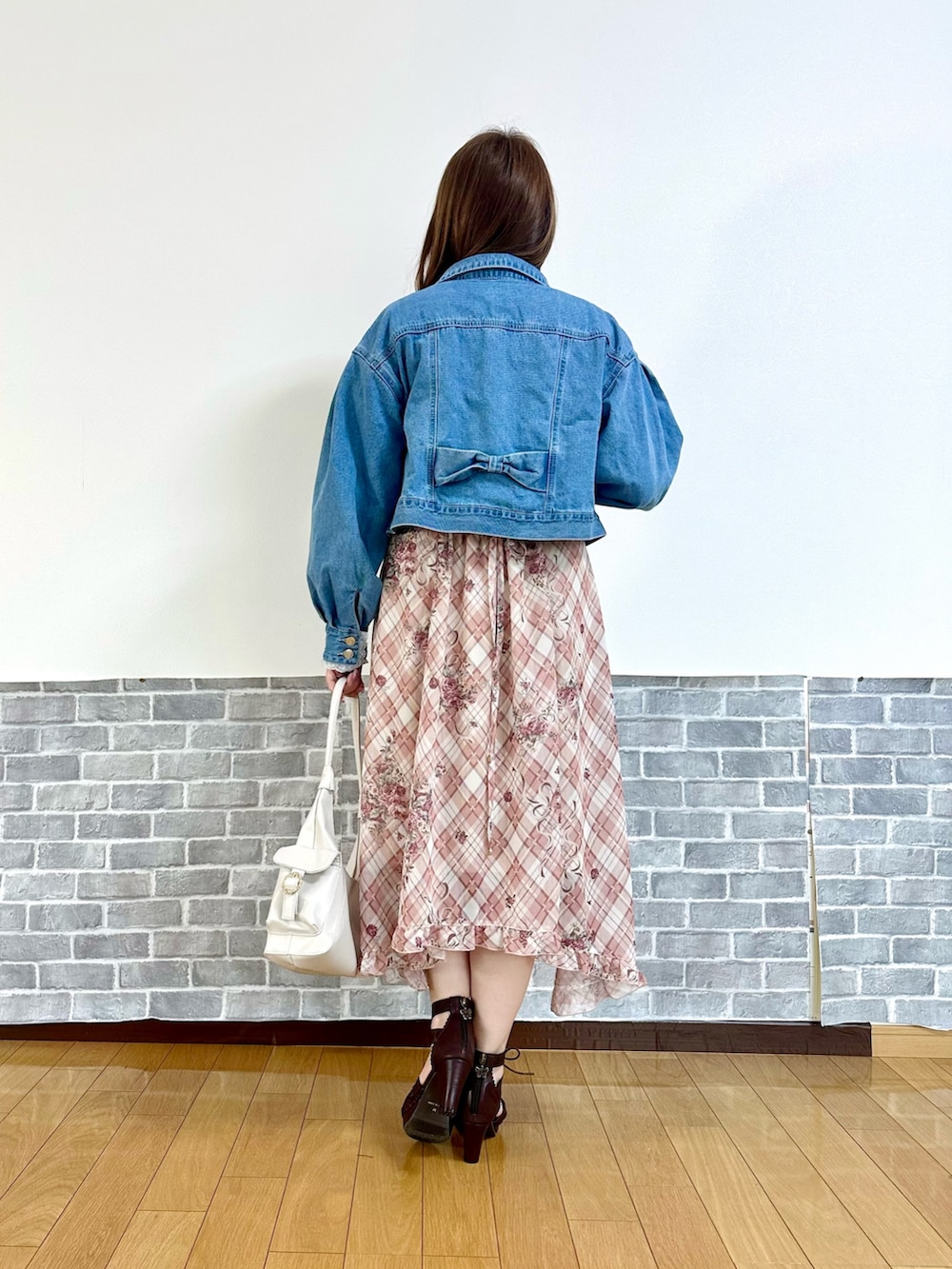 「ワンピース、ワンピース×デニム、フェミニン、デニムジャケット、チェックワンピース、キャミワンピ、ショルダーバッグ、お出かけコーデ、デートコーデ、axes femme、ワンピースコーデ、大人ガーリー」｜「axes femmeのレース×フリルデニムジャケット（デニムジャケット、ブルー系）」を使った、まりさん（レディース・157cm）の春コーディネートの4枚目の写真