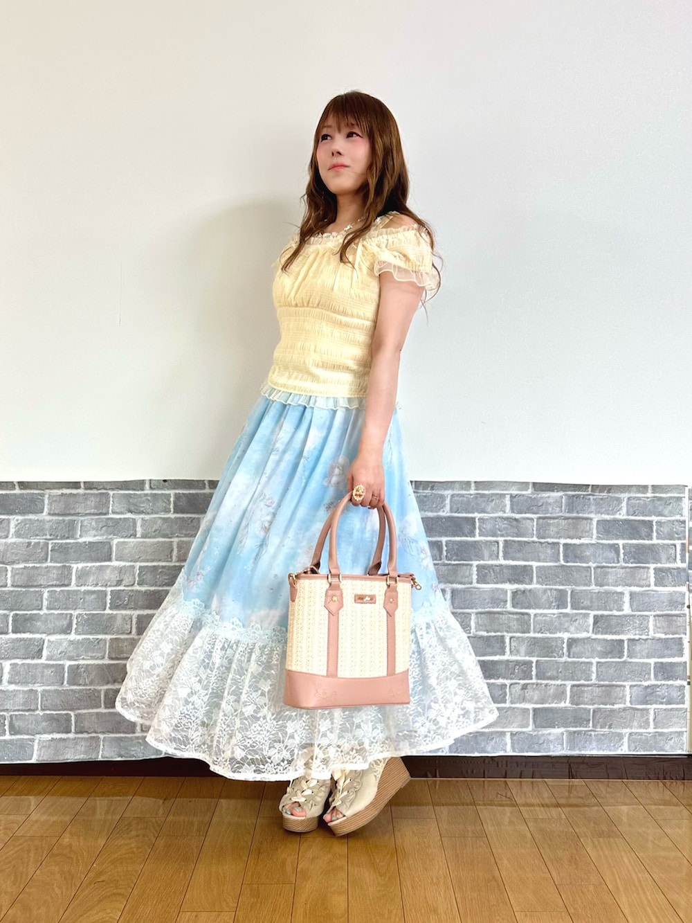 「フェミニン、夏コーデ、デートコーデ、淡色コーデ、ロングスカート、厚底サンダル、axes femme、オトナ女子、フリルトップス」|「axes femmeのオーロラローズネックレス(ネックレス、シルバー系)」を使った、まりさん(レディース・157cm)の夏コーディネートの2枚目の写真