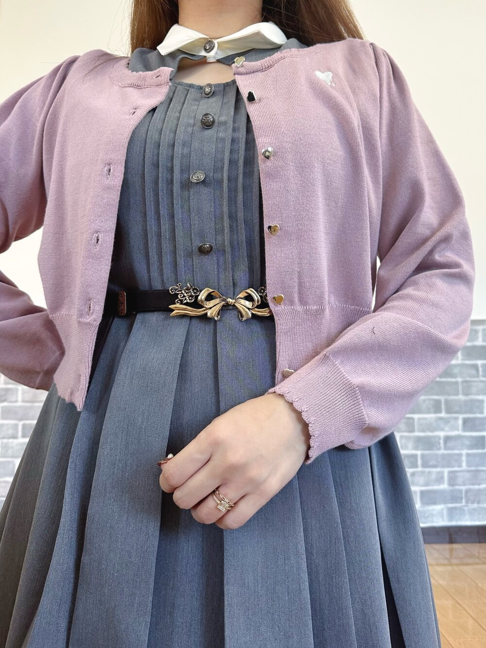 「ワンピース、キレイめ、フェミニン、春コーデ、デートコーデ、お出かけコーデ、axes femme、axes femme POETIQUE、大人可愛い、ワンピーススタイル、ワンピースコーデ、ガーリー」｜「axes femme POETIQUEの調節リトルリボンゴムベルト（ベルト、ゴールド系）」を使った、まりさん（骨格ウェーブ・レディース・157cm）の春コーディネートの5枚目の写真