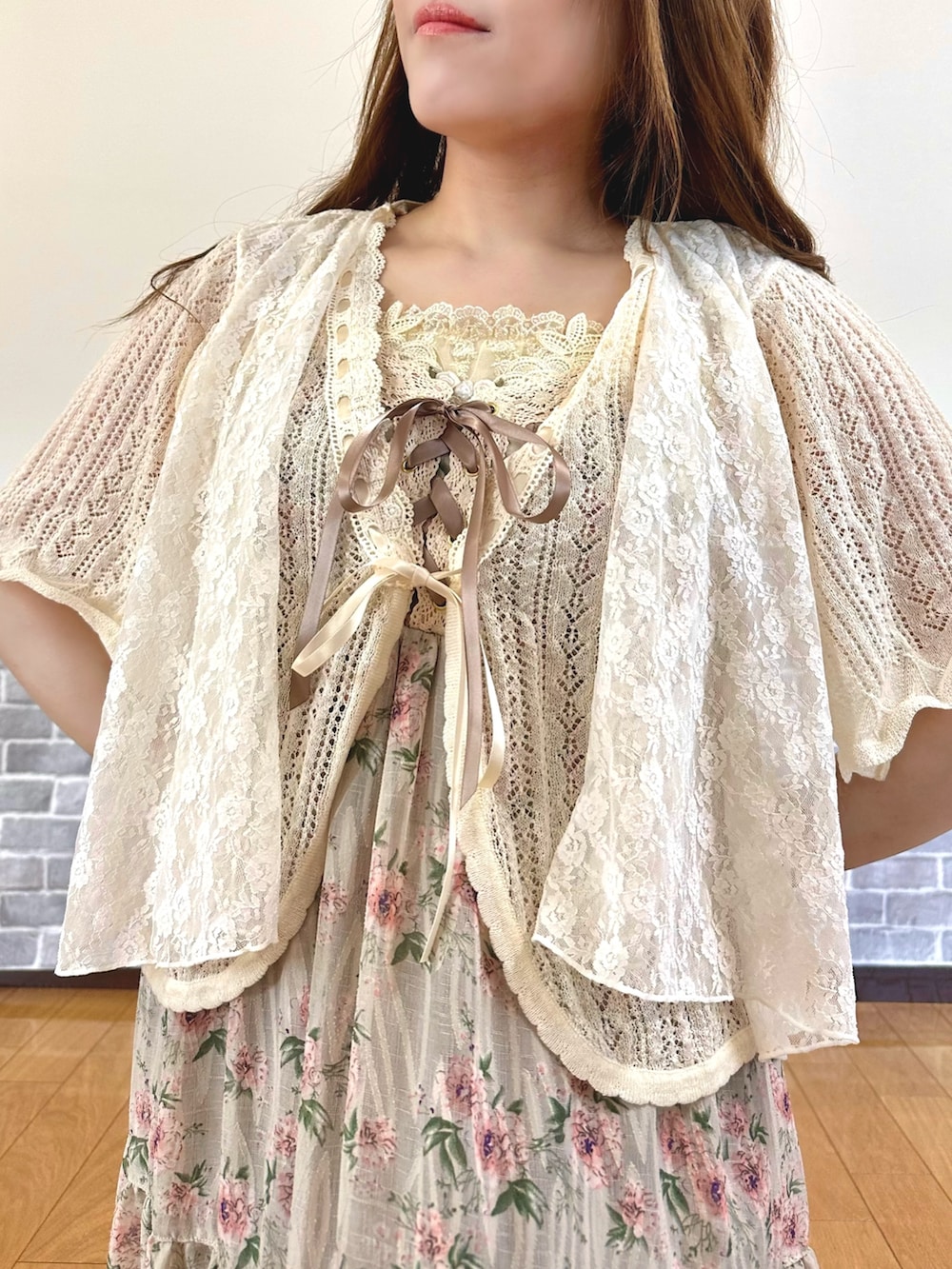 「ワンピース、夏、夏コーデ、夏ワンピース、花柄、花柄ワンピース、サマーニット、サンダル、お出かけコーデ、axes femme」｜「axes femmeのローズレースタンクトップ（キャミソール、ベージュ系）」を使った、まりさん（レディース・157cm）の夏コーディネートの4枚目の写真