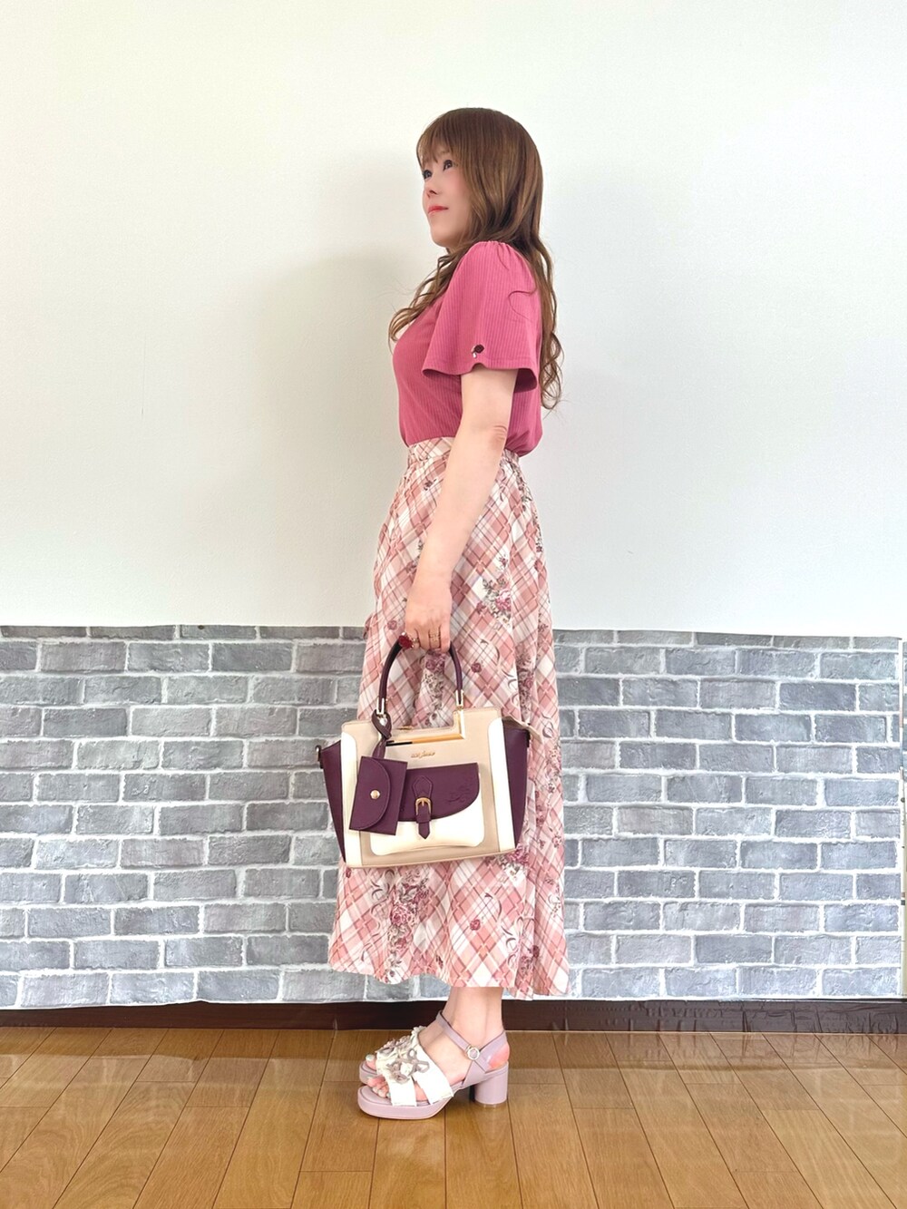 「ピンクコーデ、フェミニン、サンダル、デートコーデ、夏コーデ、axes femme、オトナガーリー、カラーコーデ」｜「axes femmeの吸水速乾バラボトルネックプルオーバー（Tシャツ/カットソー、ピンク系）」を使った、まりさん（レディース・157cm）の夏コーディネートの3枚目の写真