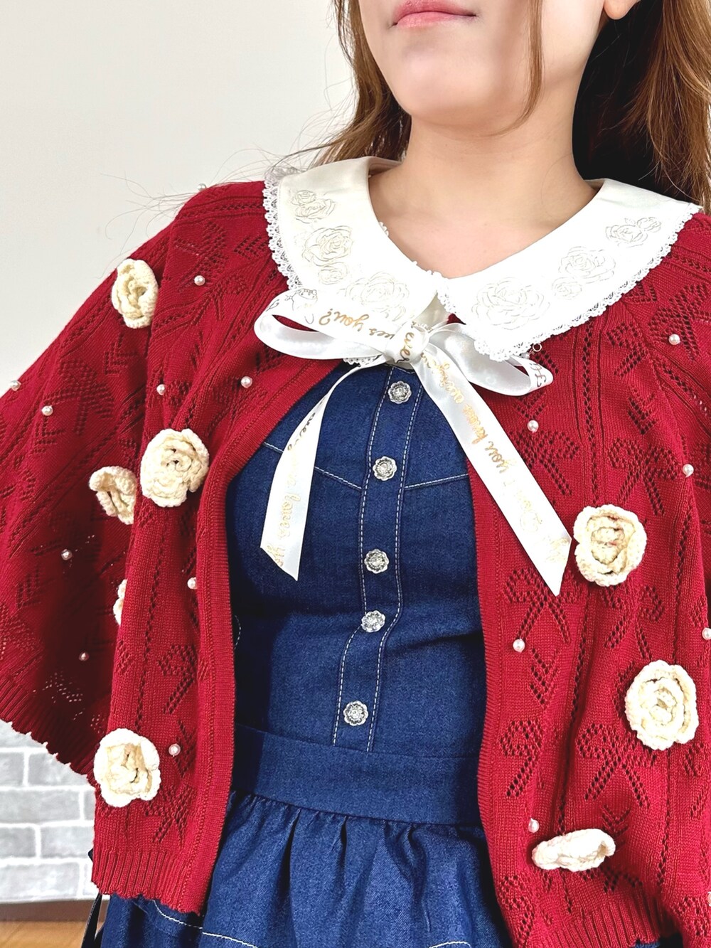 「フェミニン、ガーリー、デニム、お出かけコーデ、リボン、axes femme、大人ガーリー」｜「axes femmeのマイメロディ／ニットケープ（カーディガン/ボレロ、レッド系）」を使った、まりさん（レディース・157cm）の春コーディネートの6枚目の写真