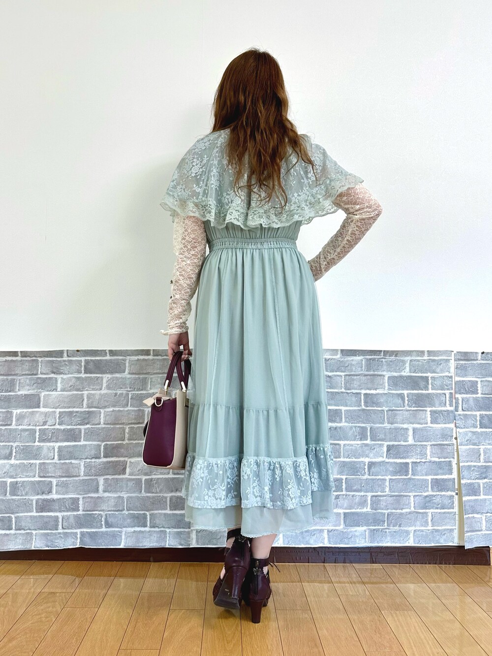 ベージュ系のTシャツ/カットソー、グリーン系のワンピース、レッド系のショルダーバッグを着用したレディースの夏コーディネートの4枚目の写真