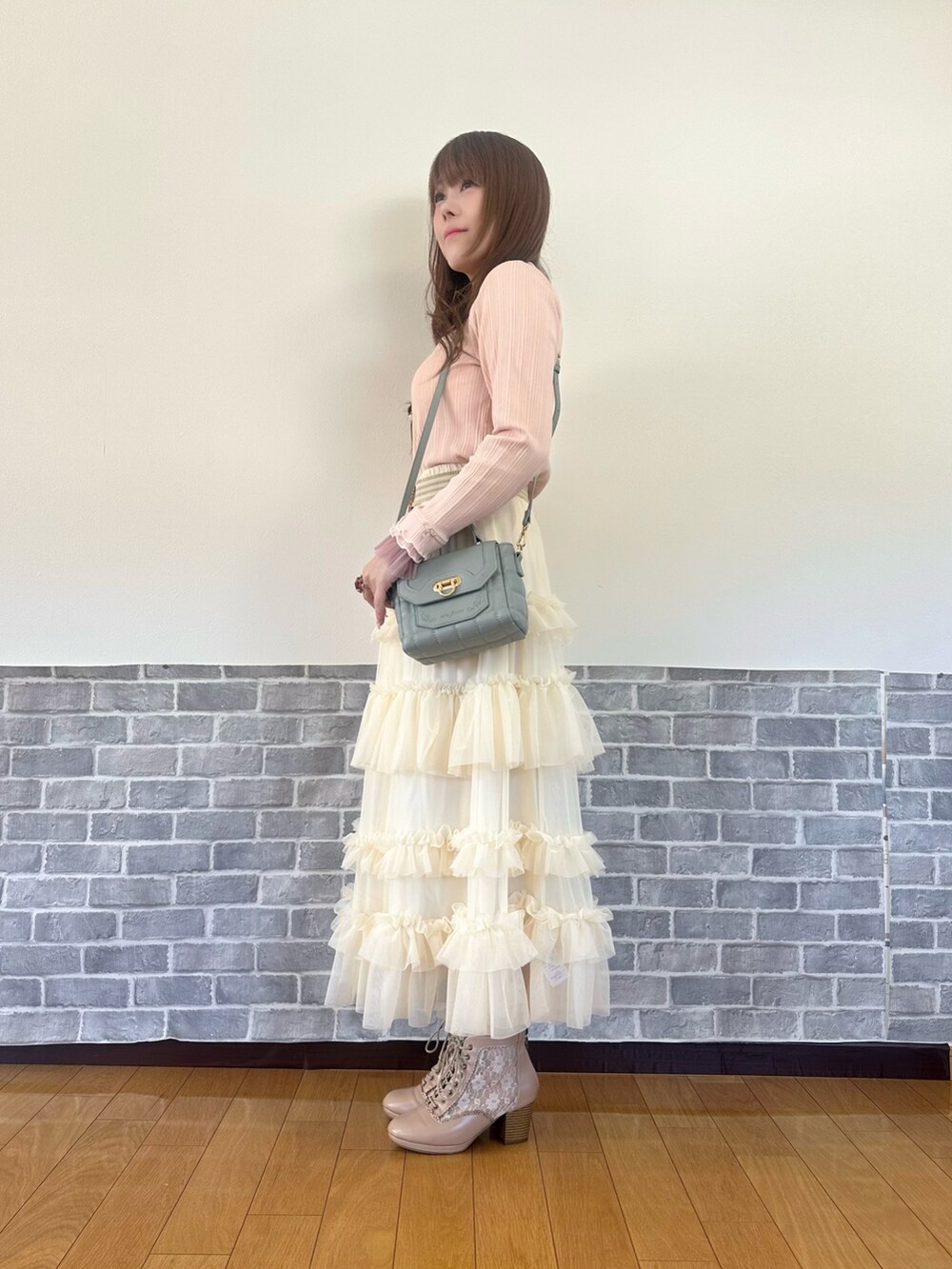 「春色、淡色コーデ、デートコーデ、お出かけコーデ、axes femme、春、大人ガーリー、春カラー、ガーリー」|「axes femmeのプリーツチュールメロープルオーバー(Tシャツ/カットソー、ピンク系)」を使った、まりさん(レディース・157cm)の春コーディネートの2枚目の写真