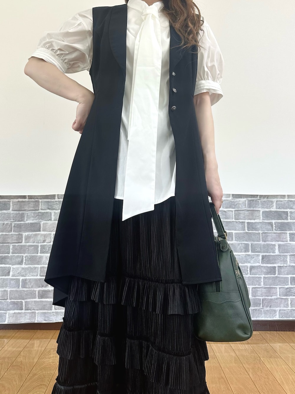「大人カジュアル、モノトーン、きれいめカジュアル、axes femme、プリーツスカート、レイヤード、ジレ、モード」｜「axes femmeのビッグリボン半袖ブラウス（シャツ/ブラウス、ホワイト系）」を使った、まりさん（レディース・157cm）の春コーディネートの4枚目の写真