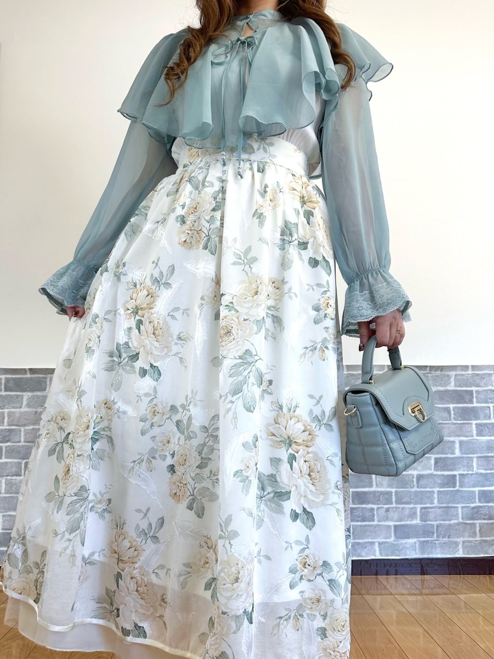 「シアートップス、春コーデ、axes femme、大人かわいい、春先取り、ミントグリーン、花柄スカート」|「axes femmeのケープ付ラメショートブラウス(シャツ/ブラウス、グリーン系)」を使った、まりさん(骨格ウェーブ・レディース・157cm)の春コーディネートの4枚目の写真