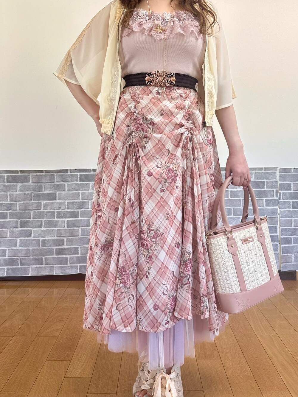 「フェミニンコーデ、フェミニン、ピンク、ピンクコーデ、レイヤードスタイル、キャミソール、シアー、淡色コーデ、お出かけコーデ、サンダル、リボン、axes femme、デートコーデ、axes femme POETIQUE、オトナカワイイ」|「axes femmeのレースリボンフリルカンカン帽(ハット、ホワイト系)」を使った、まりさん(レディース・157cm)の春コーディネートの6枚目の写真