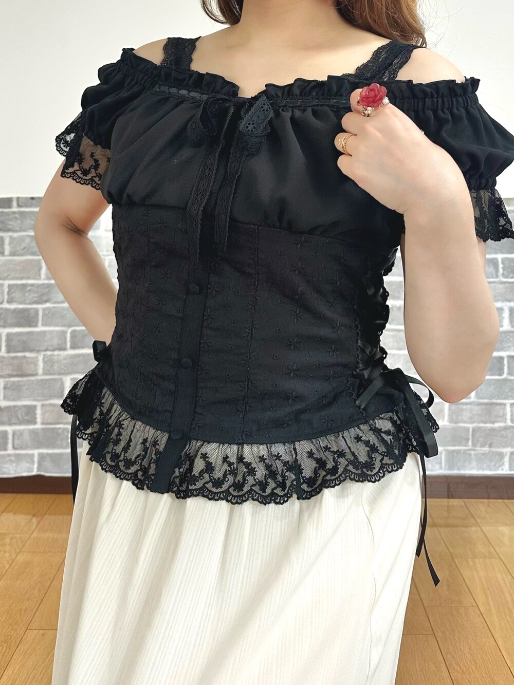 「サンダル、お出かけコーデ、デートコーデ、axes femme、おでかけコーデ、フェミニン、キレイめ、スカート、刺繍」｜「axes femmeのコットンレース切替トップス（シャツ/ブラウス、ブラック系）」を使った、まりさん（レディース・157cm）の春コーディネートの5枚目の写真