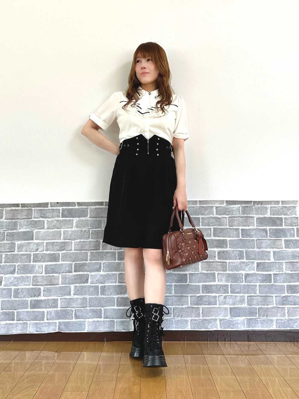 「ショートパンツ、お出かけコーデ、axes femme、axes femme POETIQUE、推し活コーデ、モノトーン、モノトーンコーデ、クラシカル、概念」|「axes femmeのフリルジャボ付配色ラインブラウス(シャツ/ブラウス、ホワイト系)」を使った、まりさん(レディース・157cm)の春コーディネートの7枚目の写真