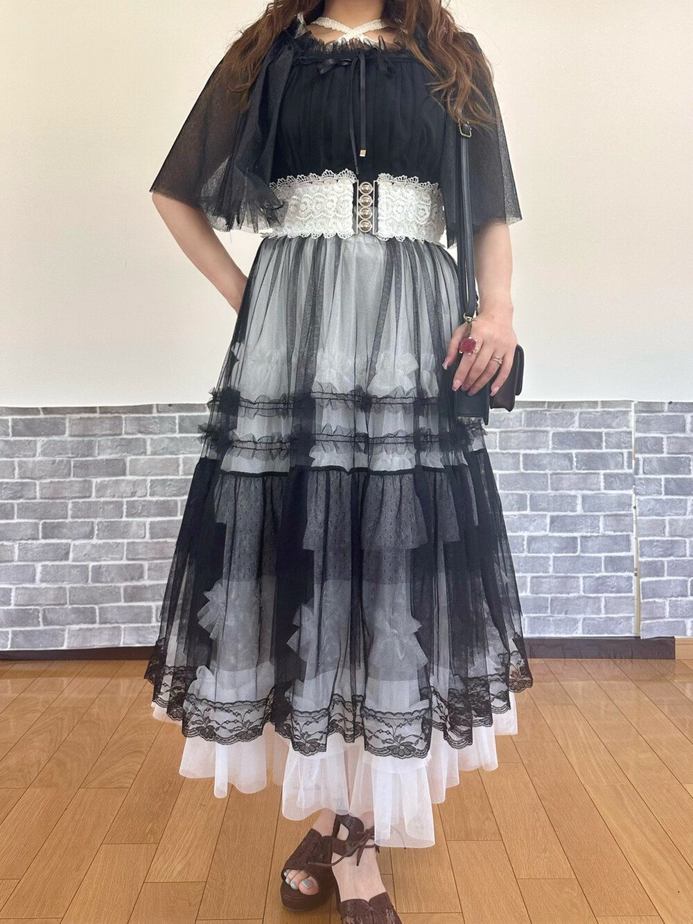 「ゴシック、モノトーン、レイヤード、レイヤードスタイル、ワンピース、axes femme、モノトーンコーデ」｜「axes femmeのカップ付きストラップタンク（タンクトップ、ホワイト系）」を使った、まりさん（レディース・157cm）の春コーディネートの5枚目の写真