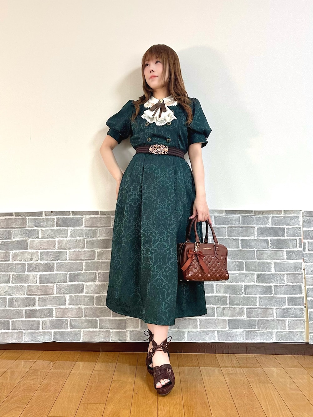 「クラシカル、レトロ、ワンピース、お出かけコーデ、ショルダーバッグ、axes femme、axes femme POETIQUE、オケージョン、ボストンバッグ」｜「axes femmeのスクエアネックジャカードワンピース（ワンピース、ブルー系）」を使った、まりさん（レディース・157cm）の春コーディネートの2枚目の写真