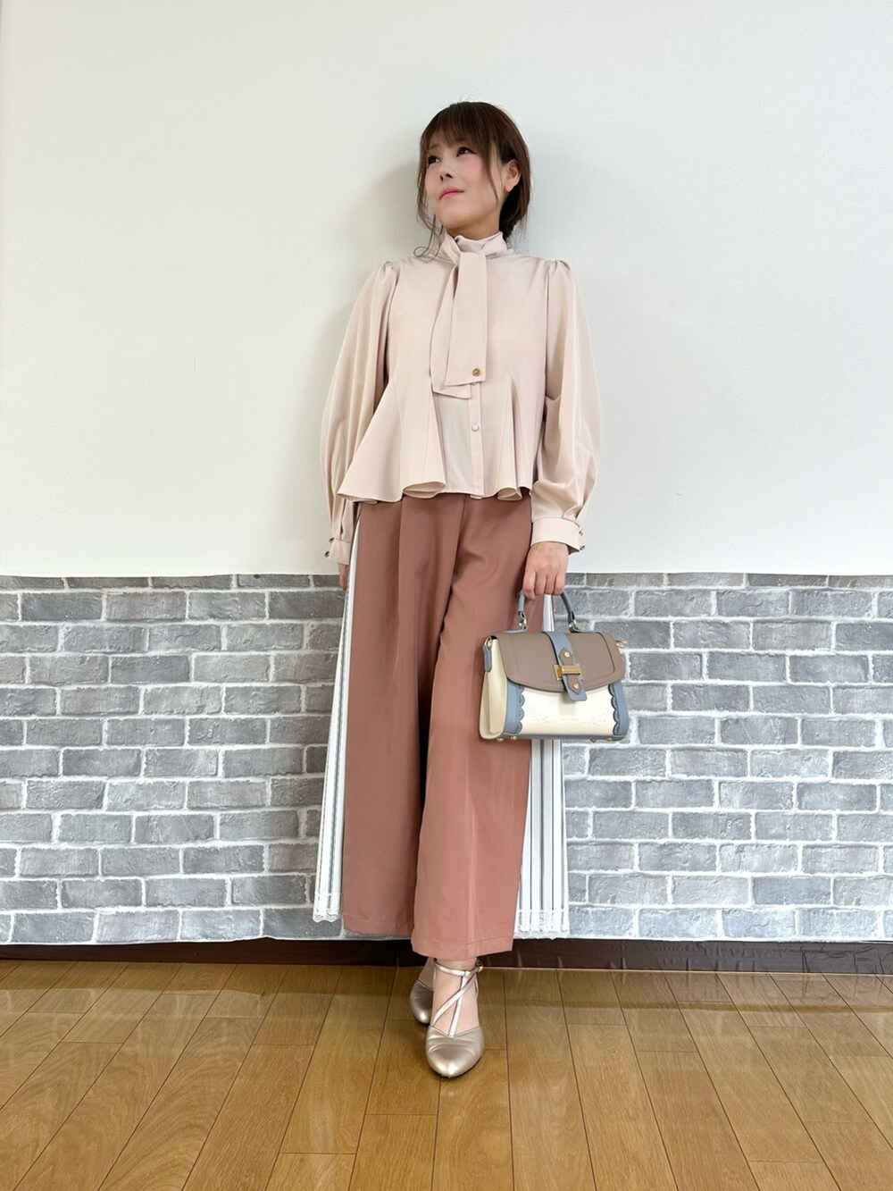 「トレンチコート、春コーデ、春めき満開コーデ、axes femme、オトナ女子、シャツ/ブラウス、ワイドパンツ、通勤コーデ、オフィスカジュアル、キレイめ、フェミニン」｜「axes femmeのフード付トレンチコート（トレンチコート、ベージュ系）」を使った、まりさん（骨格ウェーブ・レディース・157cm）の春コーディネートの2枚目の写真