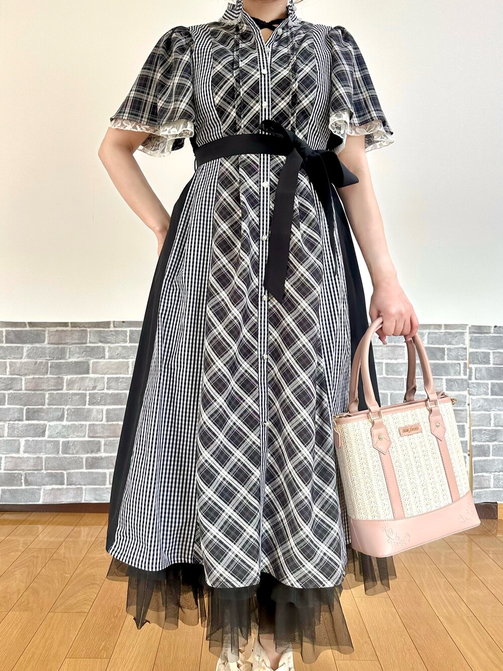 「ワンピース、モノトーン、モノトーンコーデ、夏コーデ、オトナカワイイ、フェミニン、かごバッグ、お出かけコーデ、axes femme、大人可愛い」｜「axes femmeのチェック切替パッチワークワンピース（シャツワンピース、ブラック系）」を使った、まりさん（レディース・157cm）の夏コーディネートの5枚目の写真