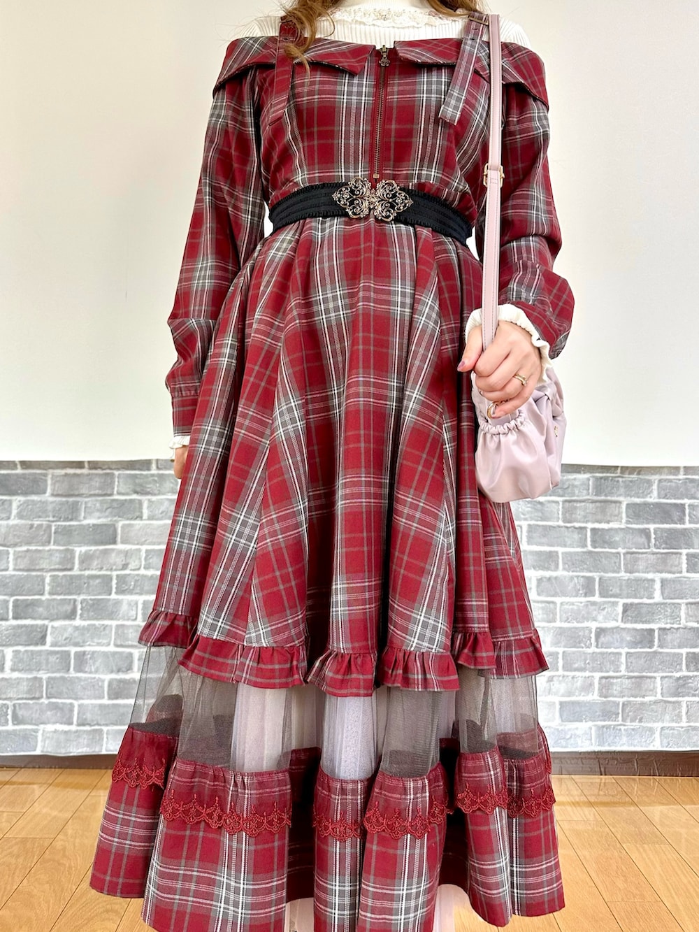 ホワイト系のニット/セーター、レッド系のワンピース、ピンク系のショルダーバッグを着用したレディースの秋コーディネートの5枚目の写真